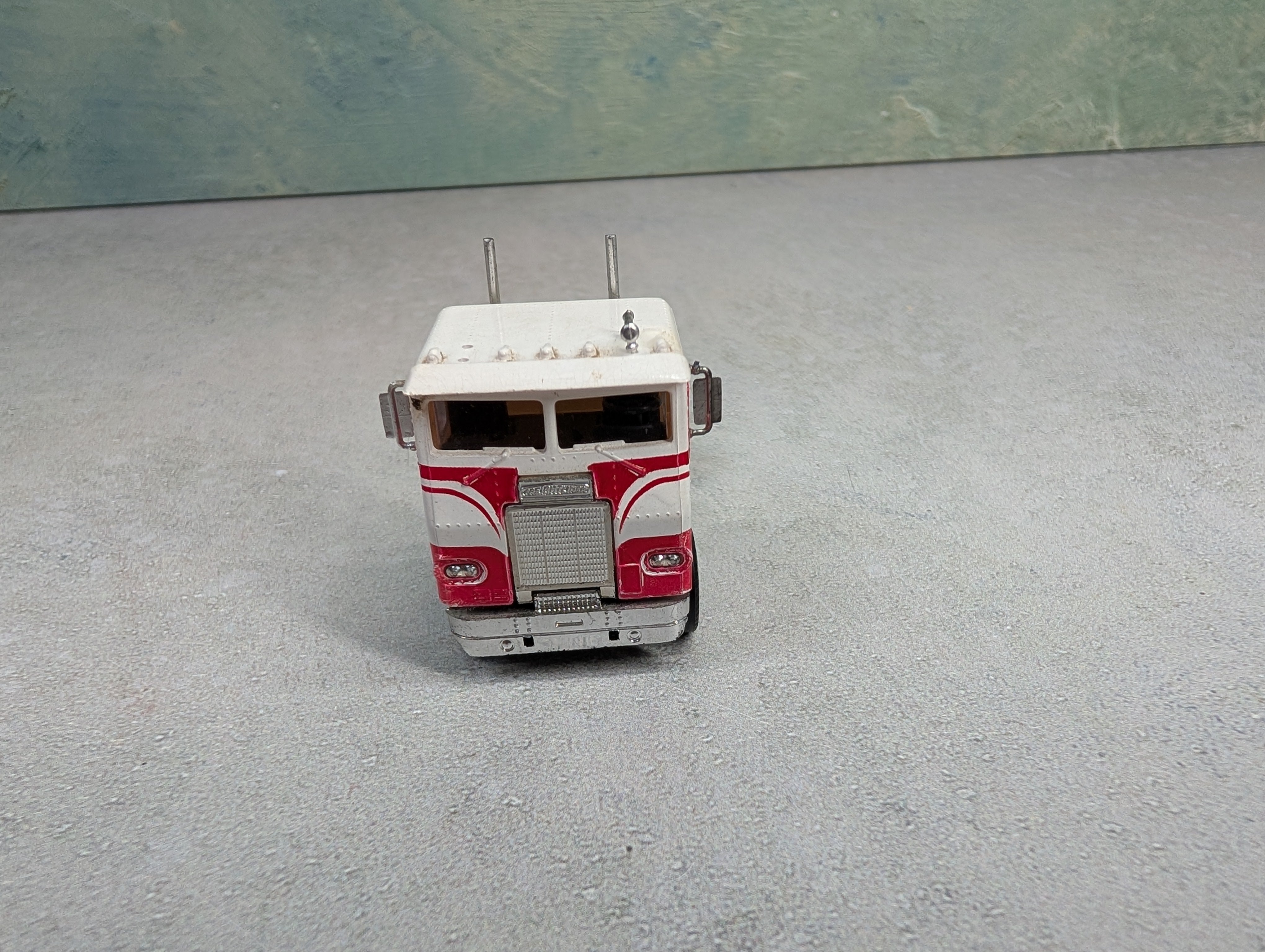 USED Herpa HO Scale White & Red Freightliner Tractor