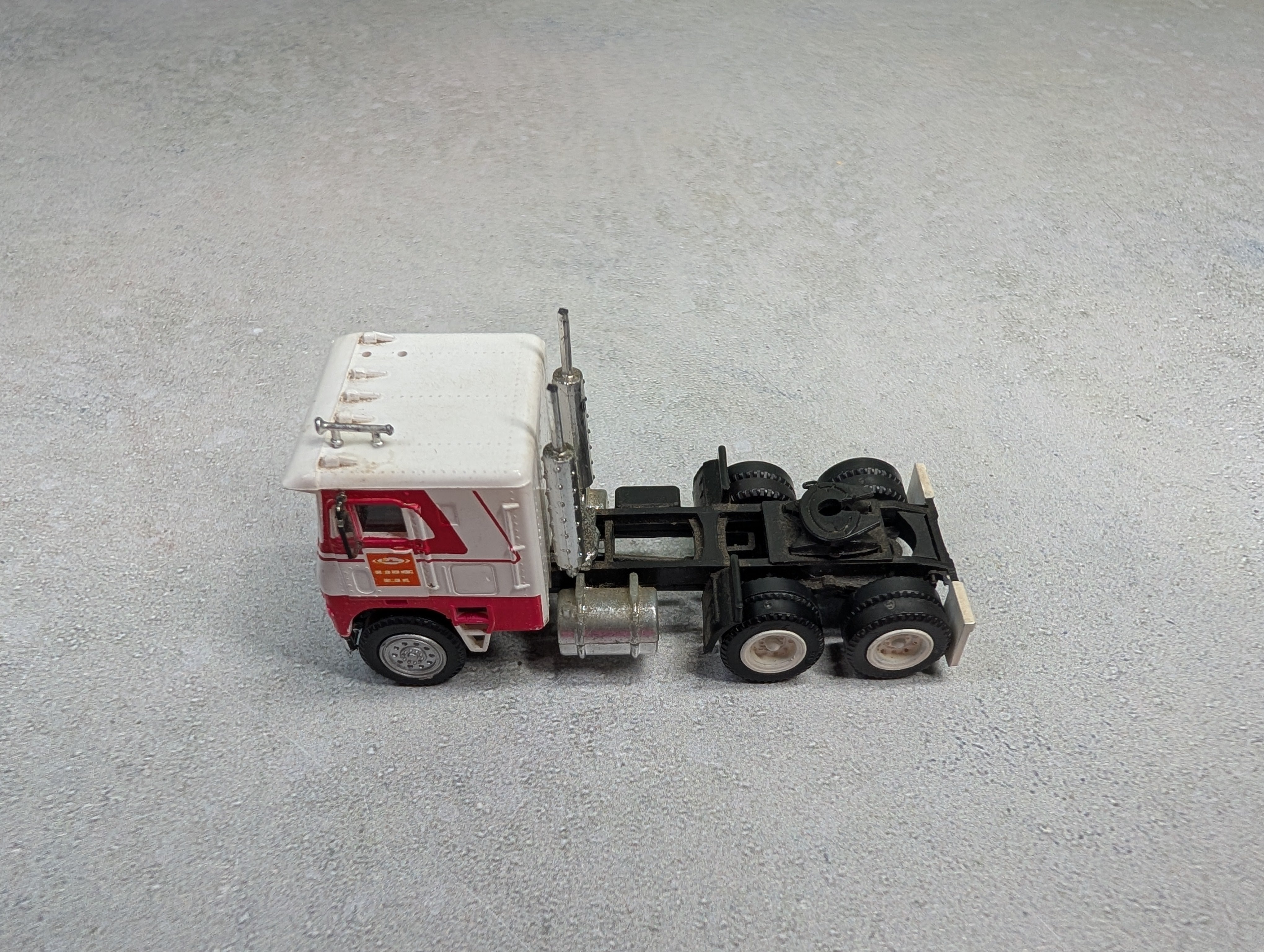 USED Herpa HO Scale White & Red Freightliner Tractor