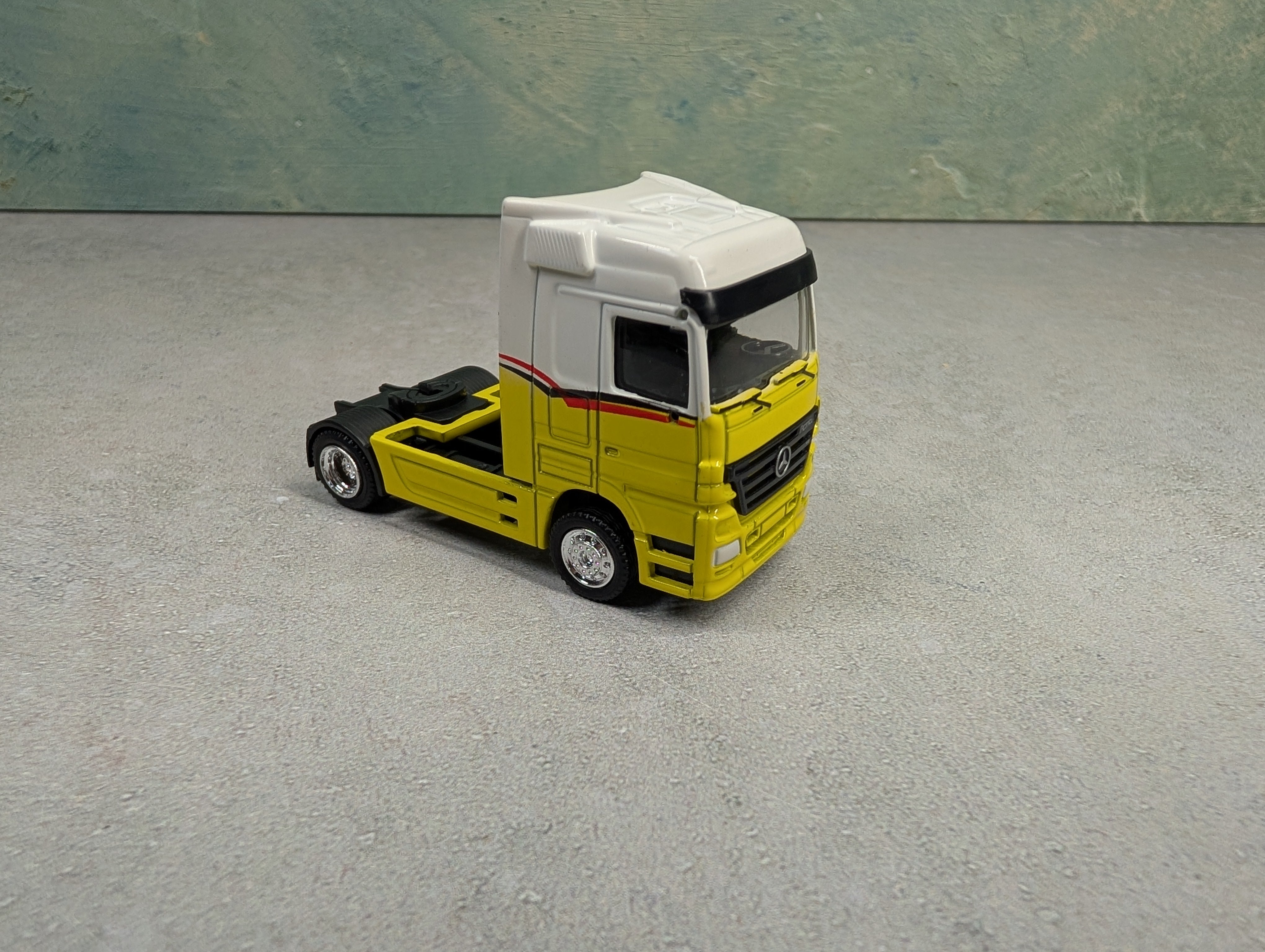 USED HO Scale White & Yellow Mercedes-Benz Actros V8 Semi Truck Cab
