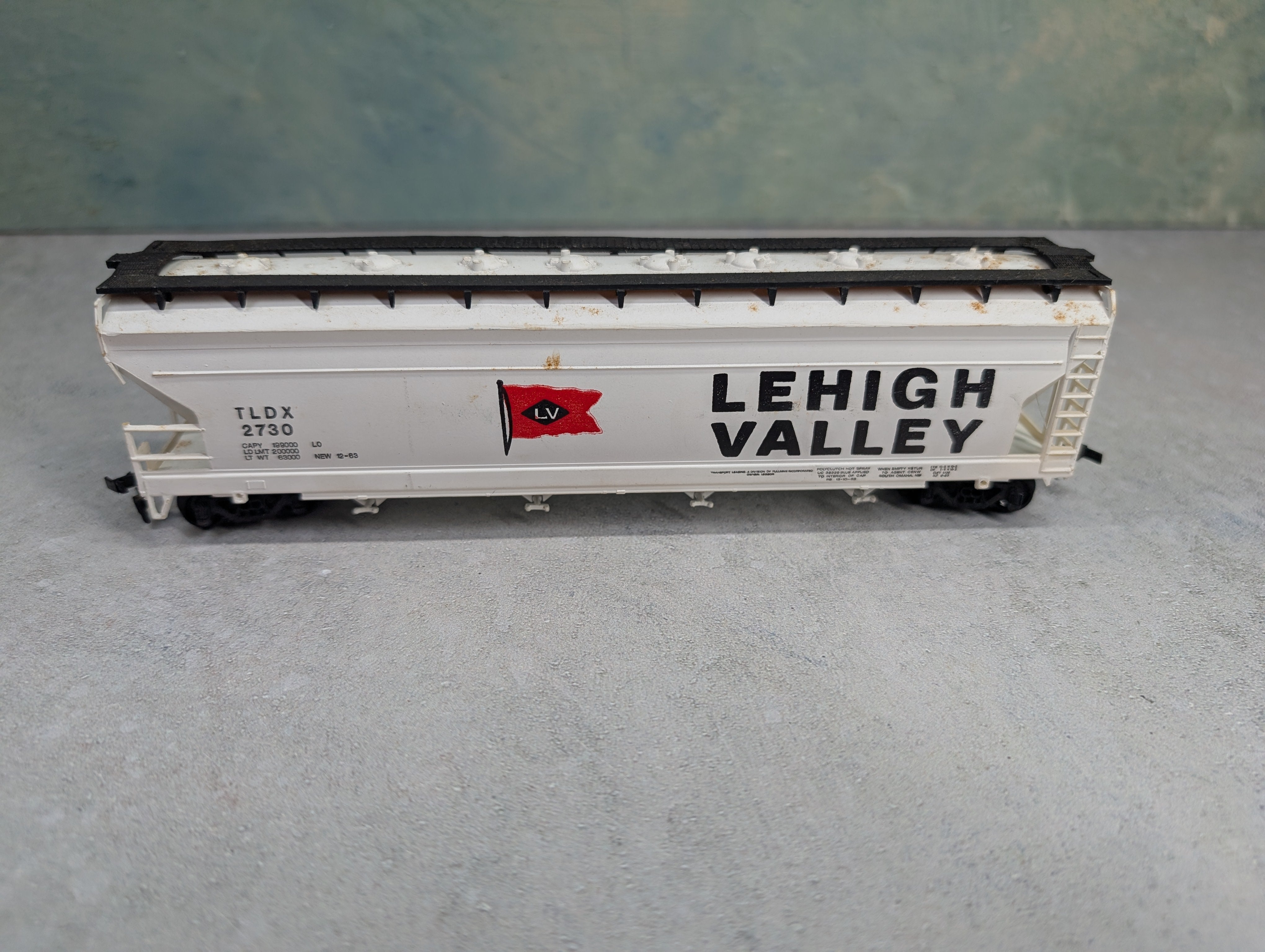 USED AHM HO Scale 4 Bay Covered Hopper Lehigh Valley TLDX #2730