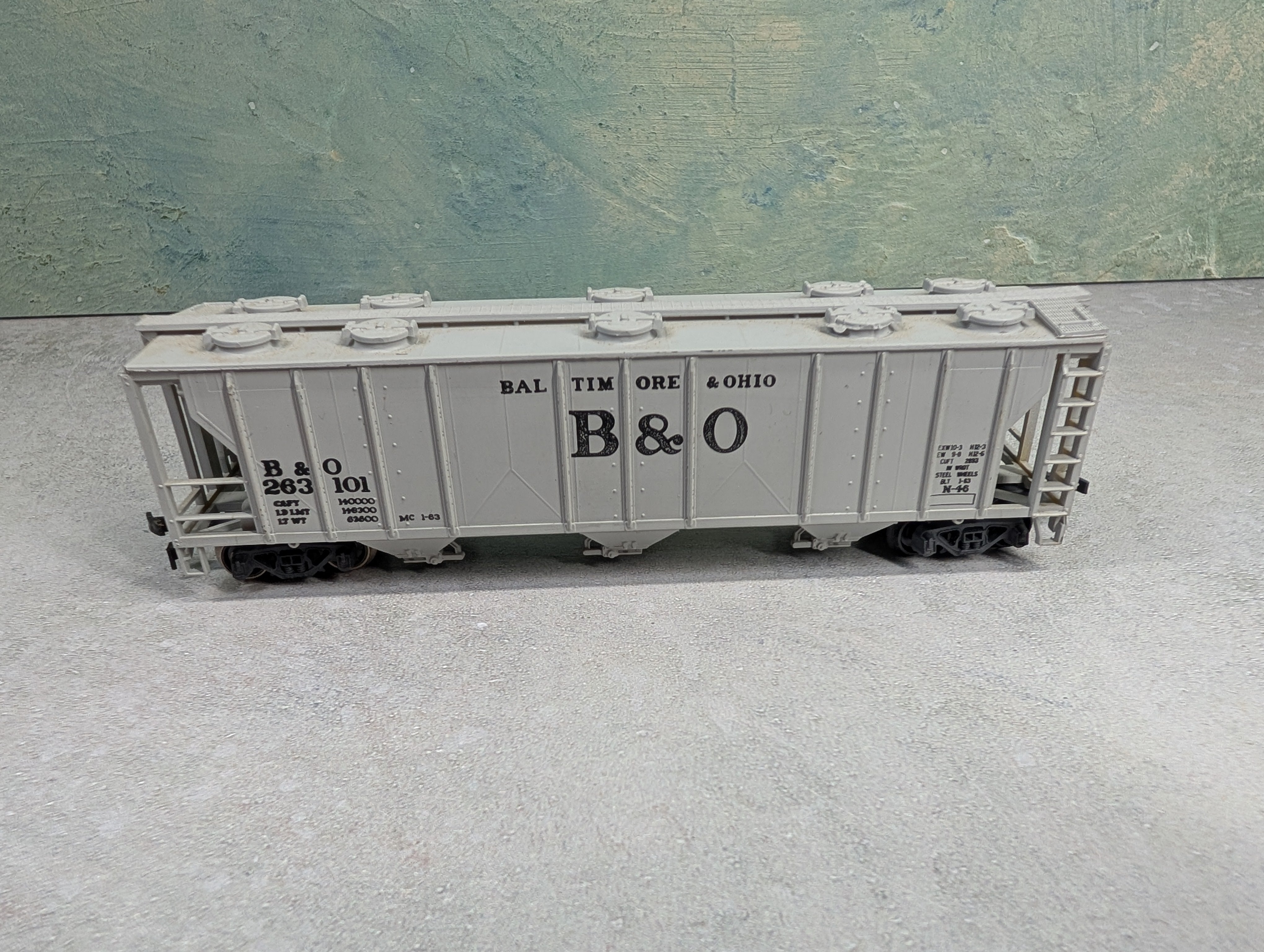 USED AHM HO Scale 3 Bay Covered Hopper Baltimore and Ohio B&O #263101