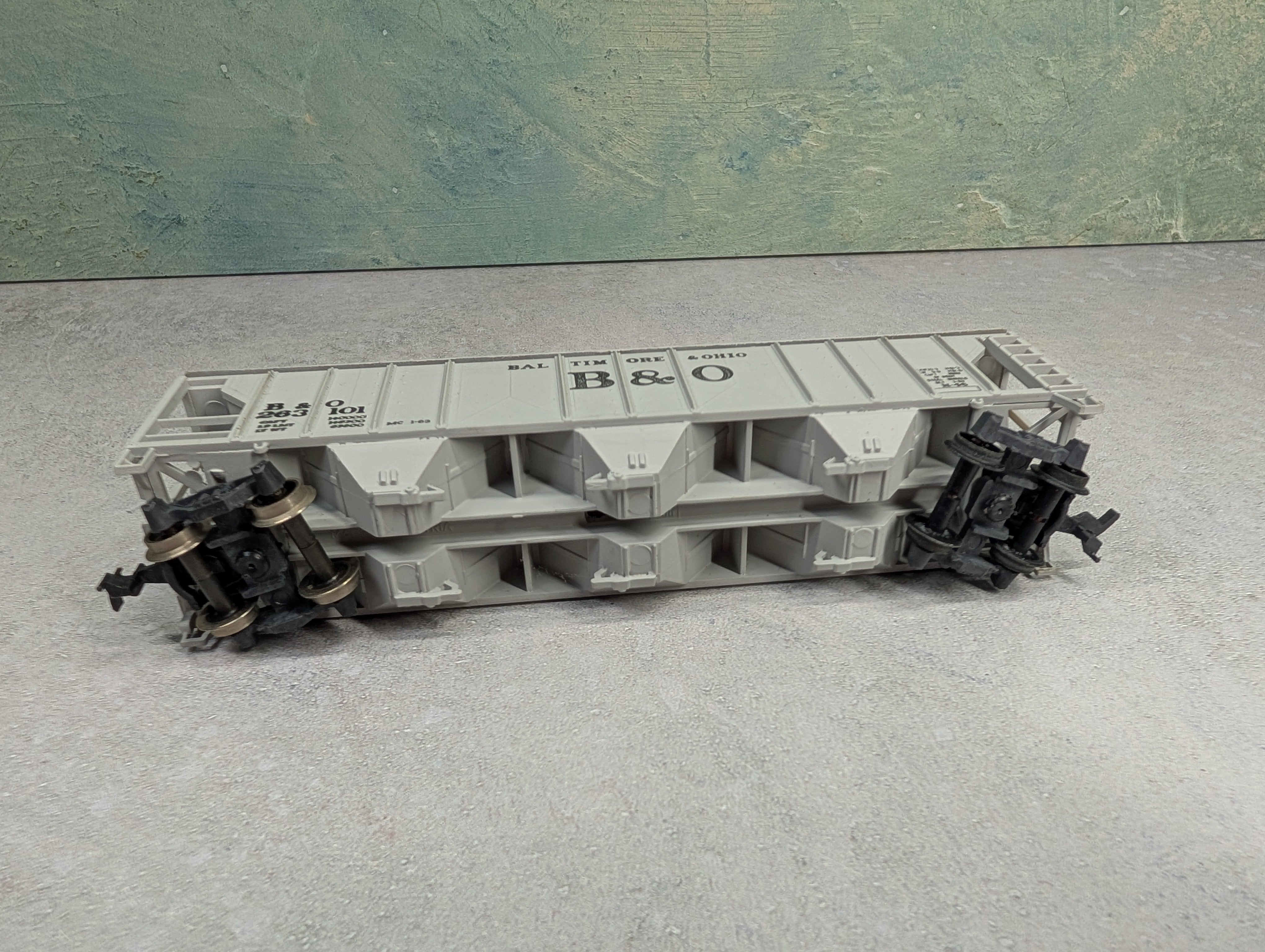 USED AHM HO Scale 3 Bay Covered Hopper Baltimore and Ohio B&O #263101