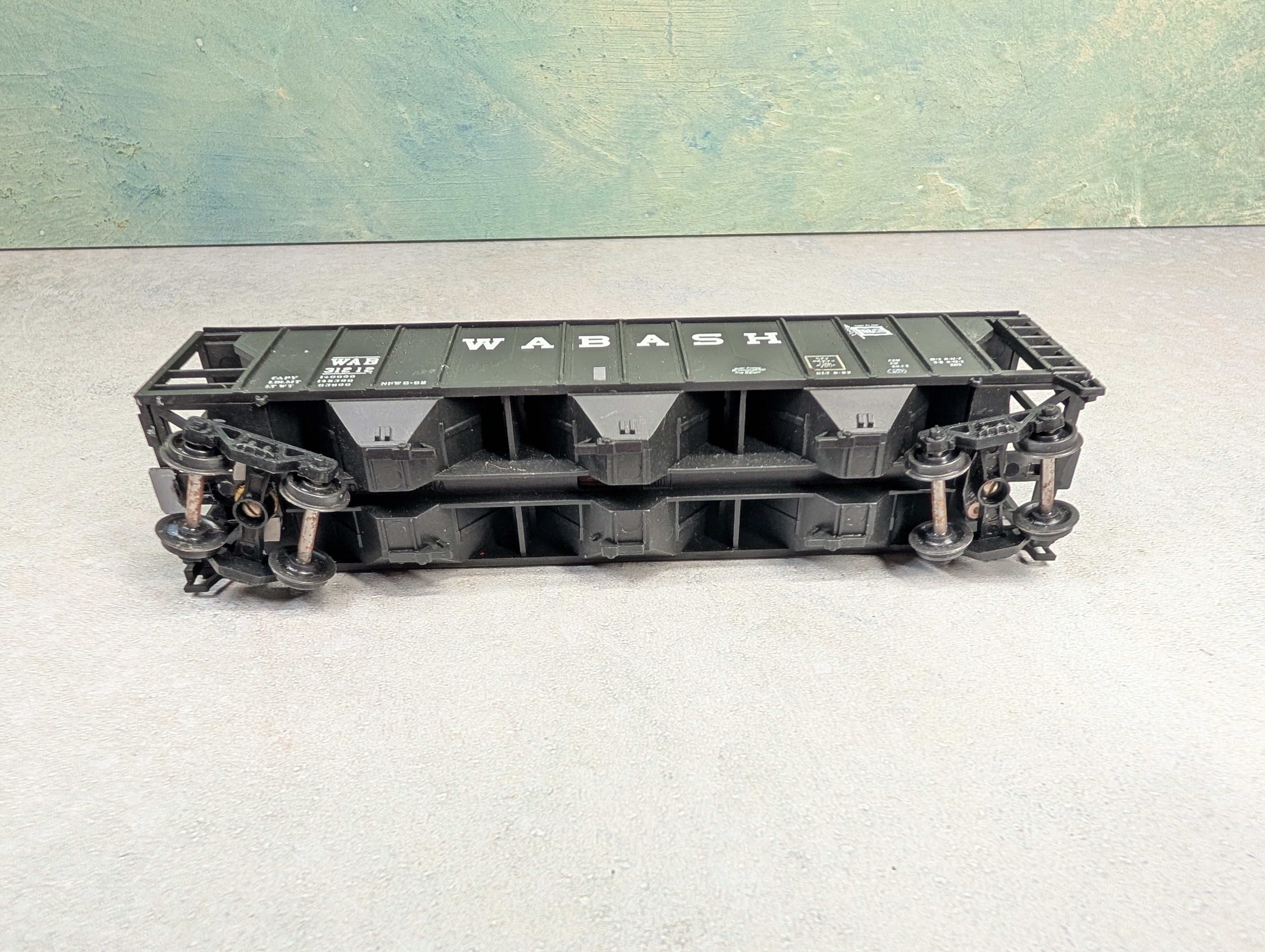 USED AHM HO Scale 3 Bay Covered Hopper Wabash WAB #31212