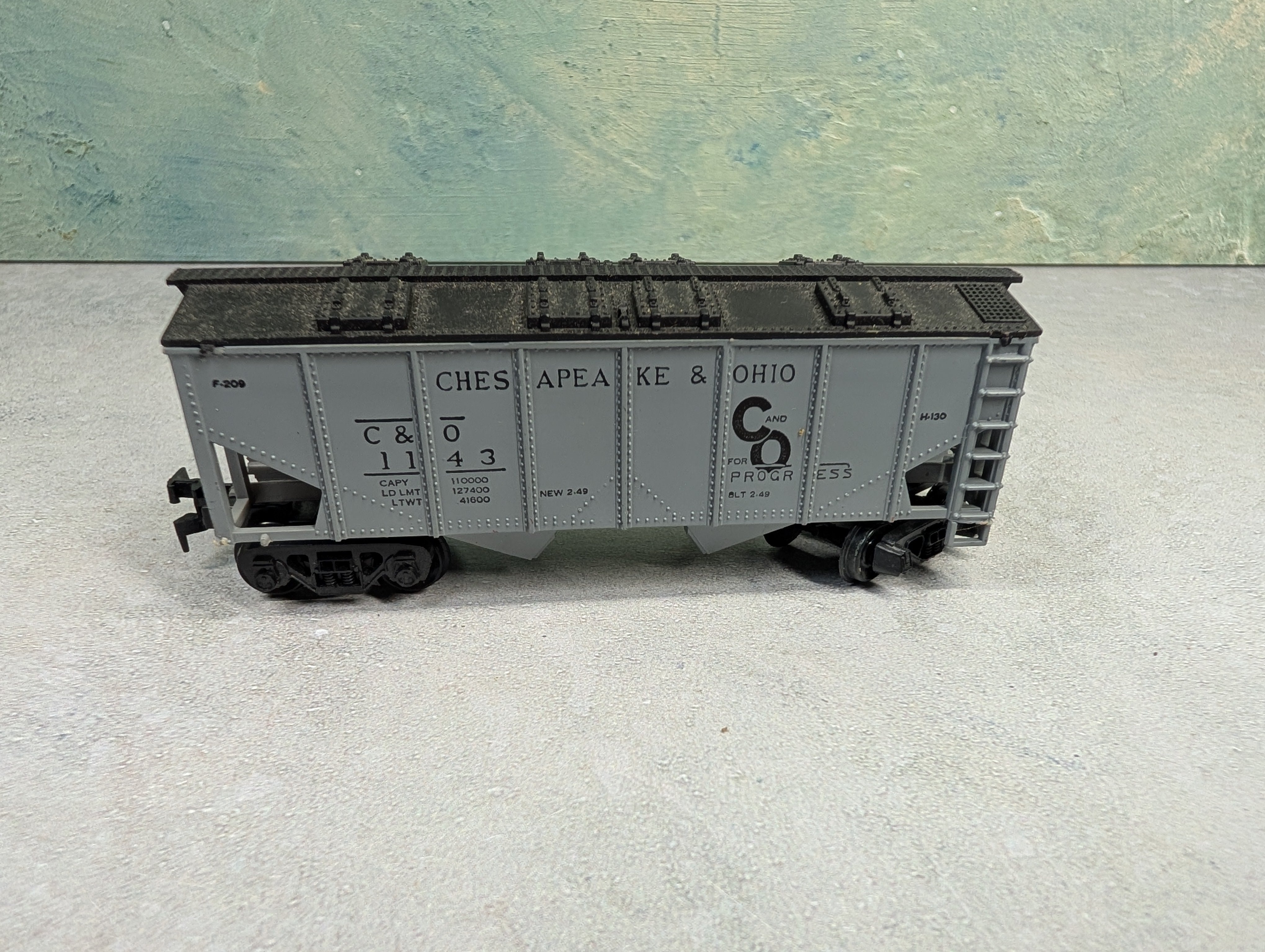 USED Life-Like HO Scale 2 Bay Covered Hopper Chesapeake and Ohio C&O #1143