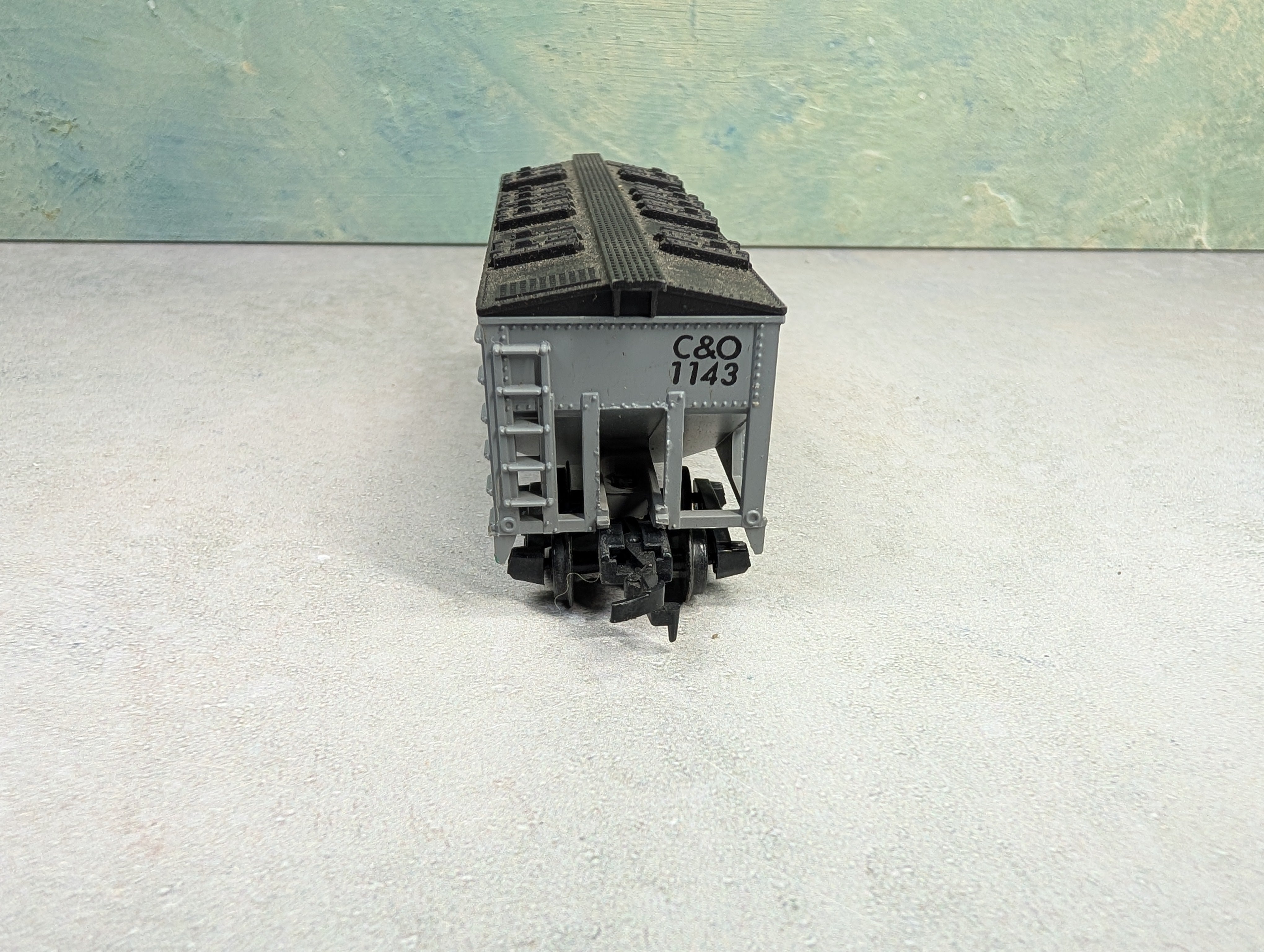 USED Life-Like HO Scale 2 Bay Covered Hopper Chesapeake and Ohio C&O #1143