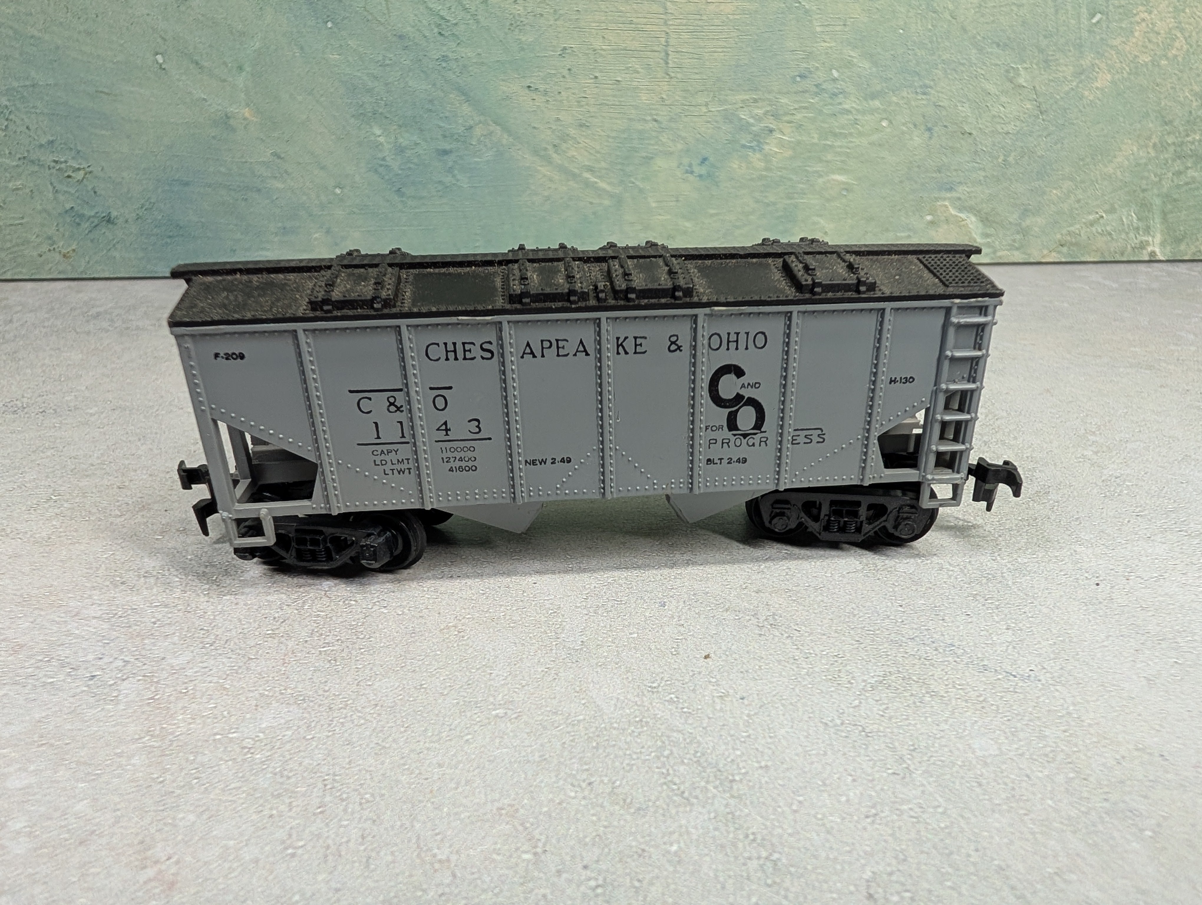 USED Life-Like HO Scale 2 Bay Covered Hopper Chesapeake and Ohio C&O #1143