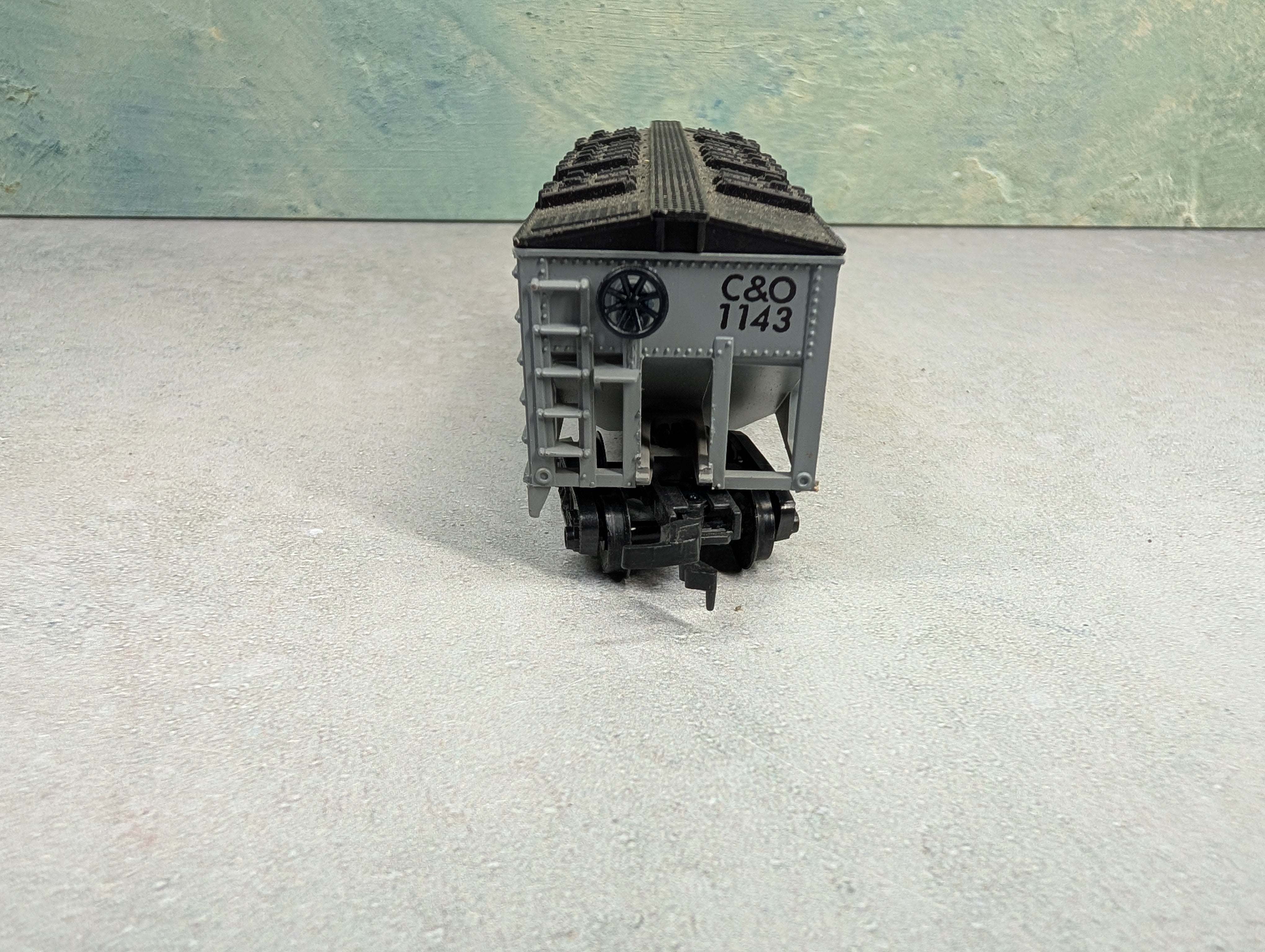 USED Life-Like HO Scale 2 Bay Covered Hopper Chesapeake and Ohio C&O #1143