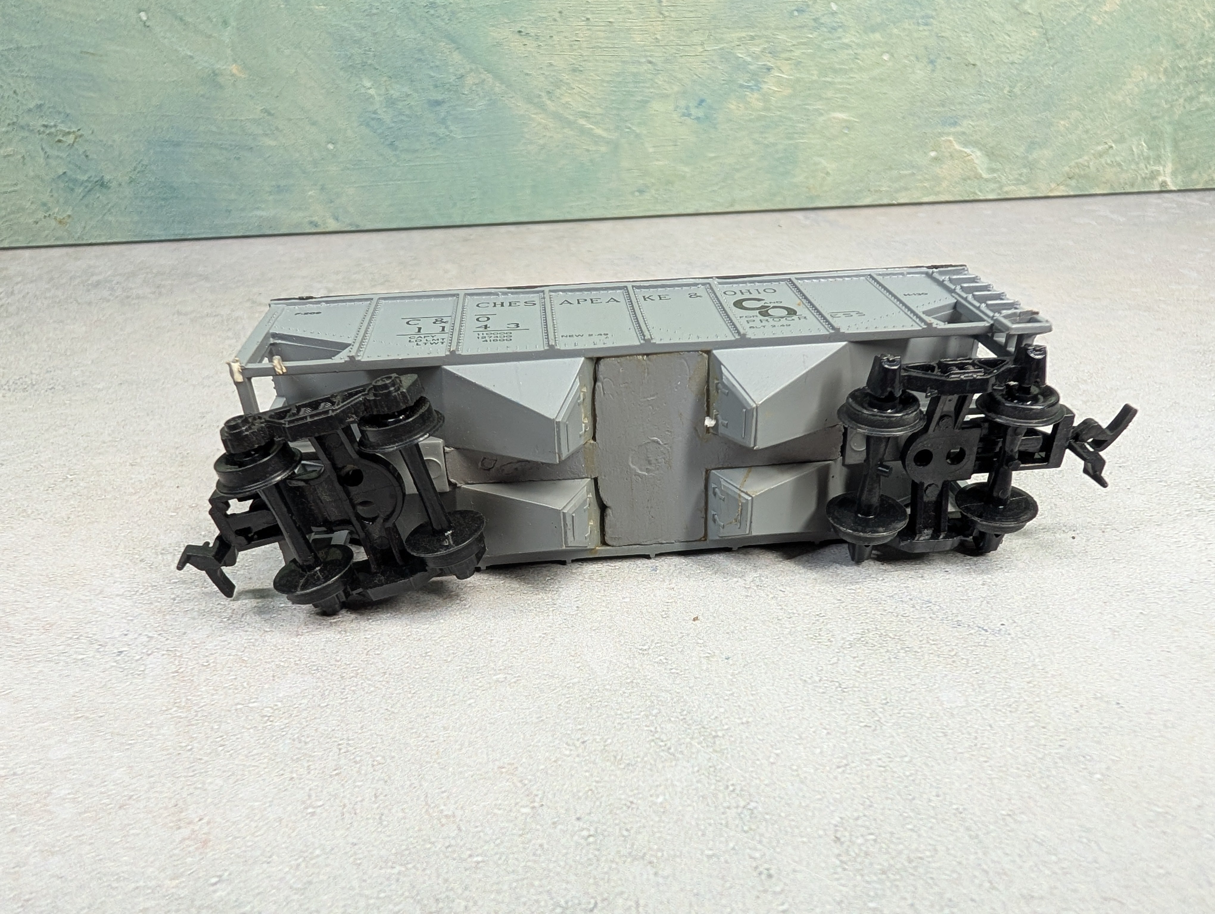USED Life-Like HO Scale 2 Bay Covered Hopper Chesapeake and Ohio C&O #1143
