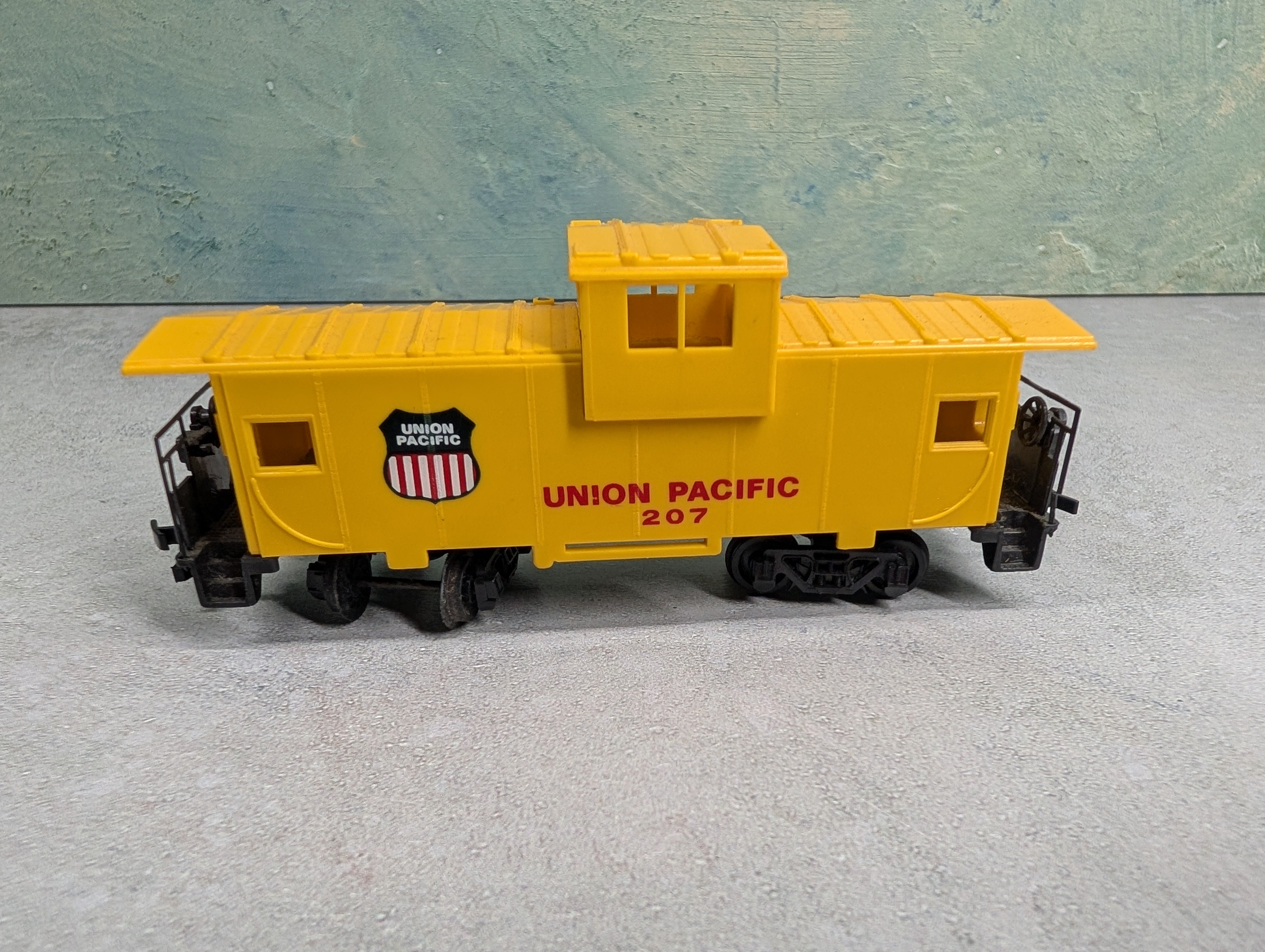 USED Bachmann HO Scale Caboose Union Pacific #207 Modern Gearboxes
