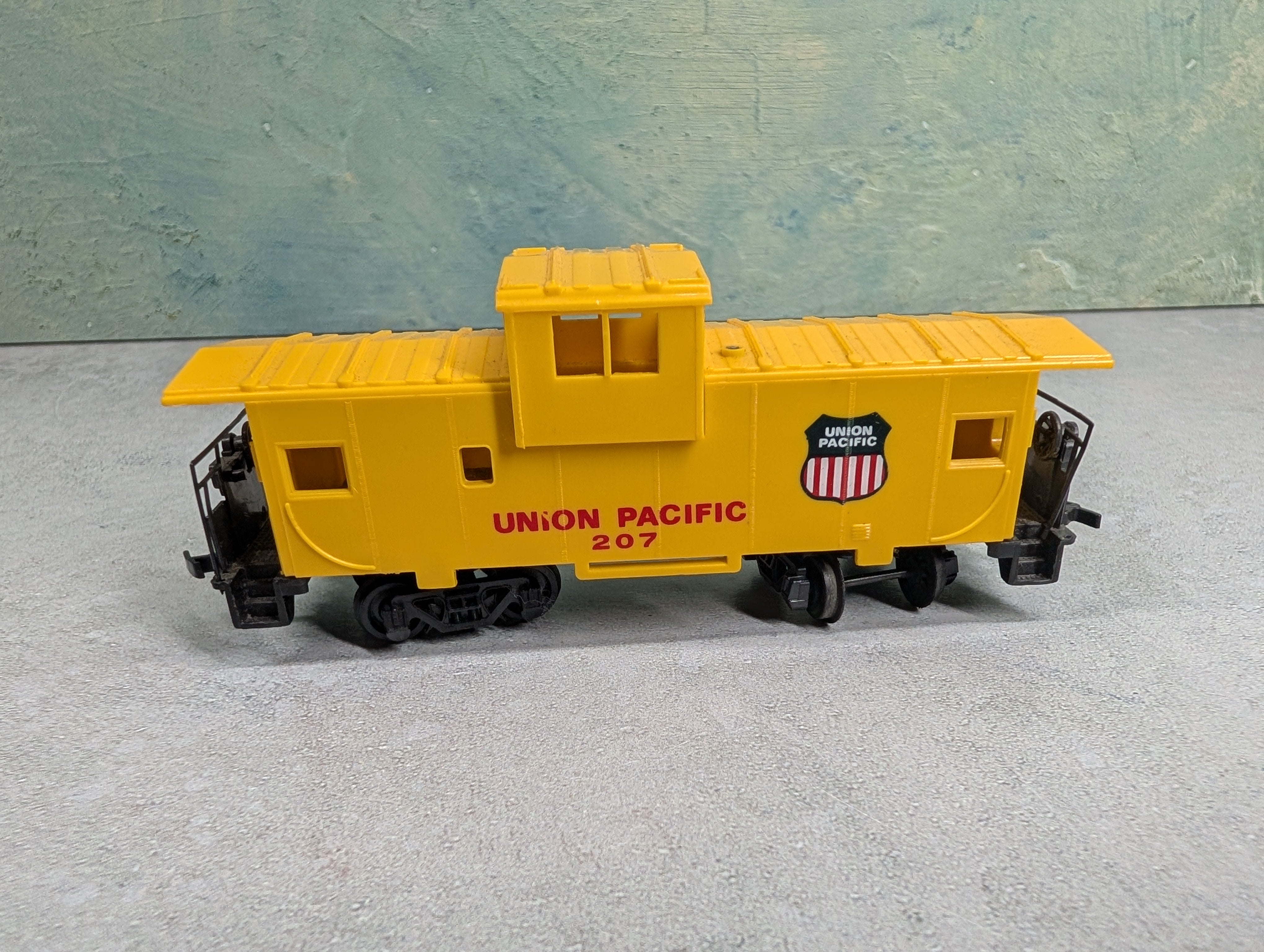 USED Bachmann HO Scale Caboose Union Pacific #207 Modern Gearboxes