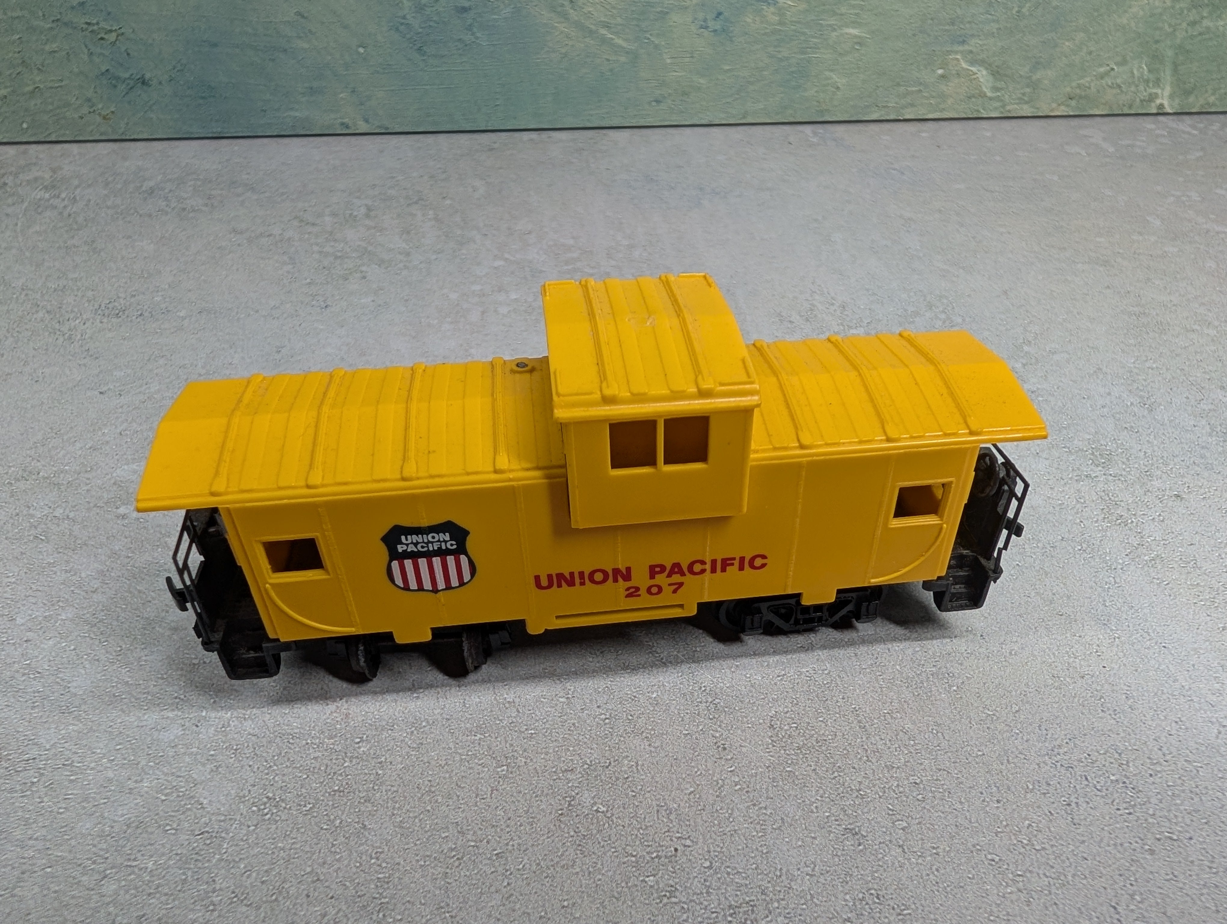 USED Bachmann HO Scale Caboose Union Pacific #207 Modern Gearboxes