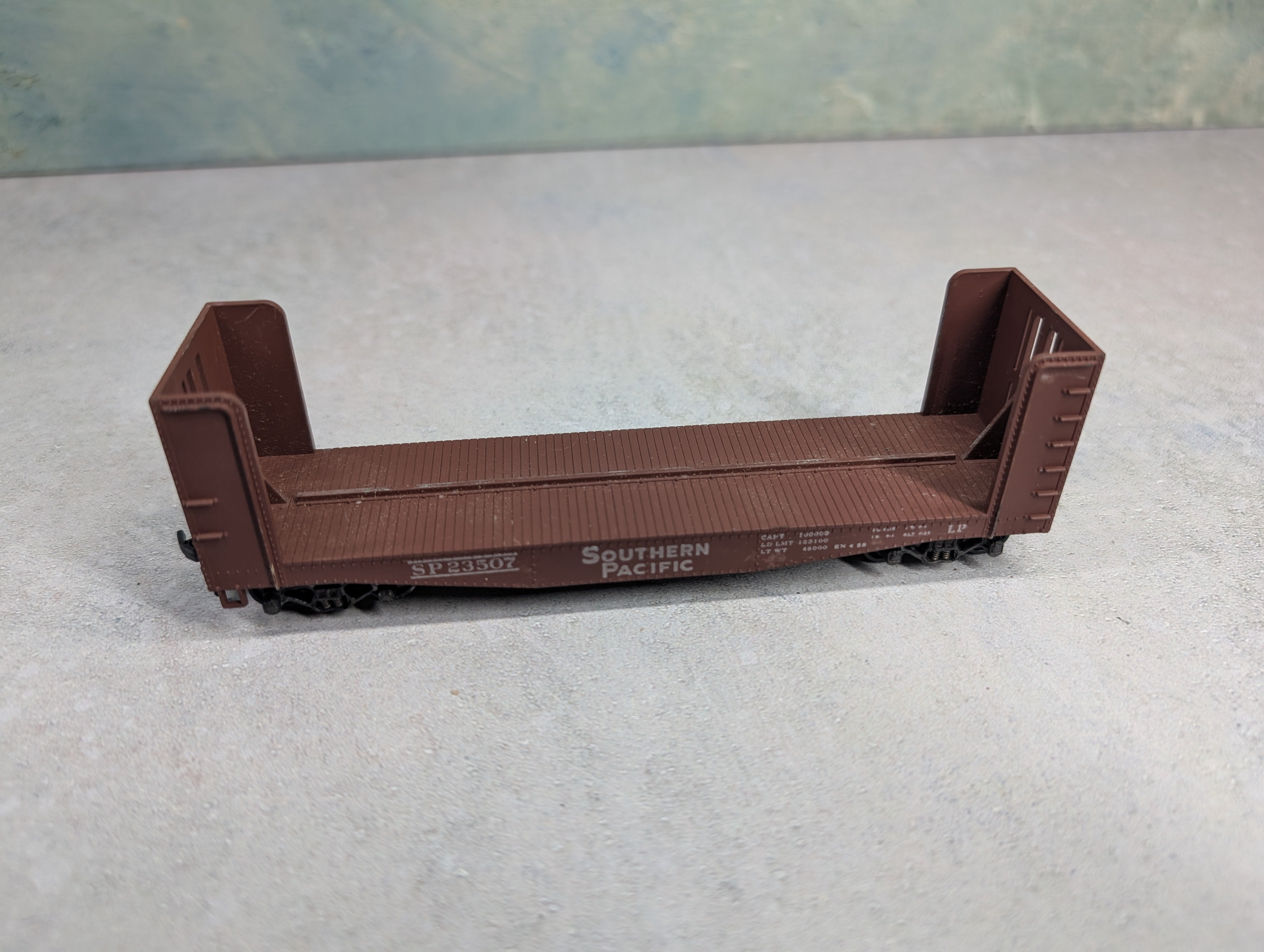 USED Athearn HO Scale 40' Bulkhead Flat Car Southern Pacific SP #23507