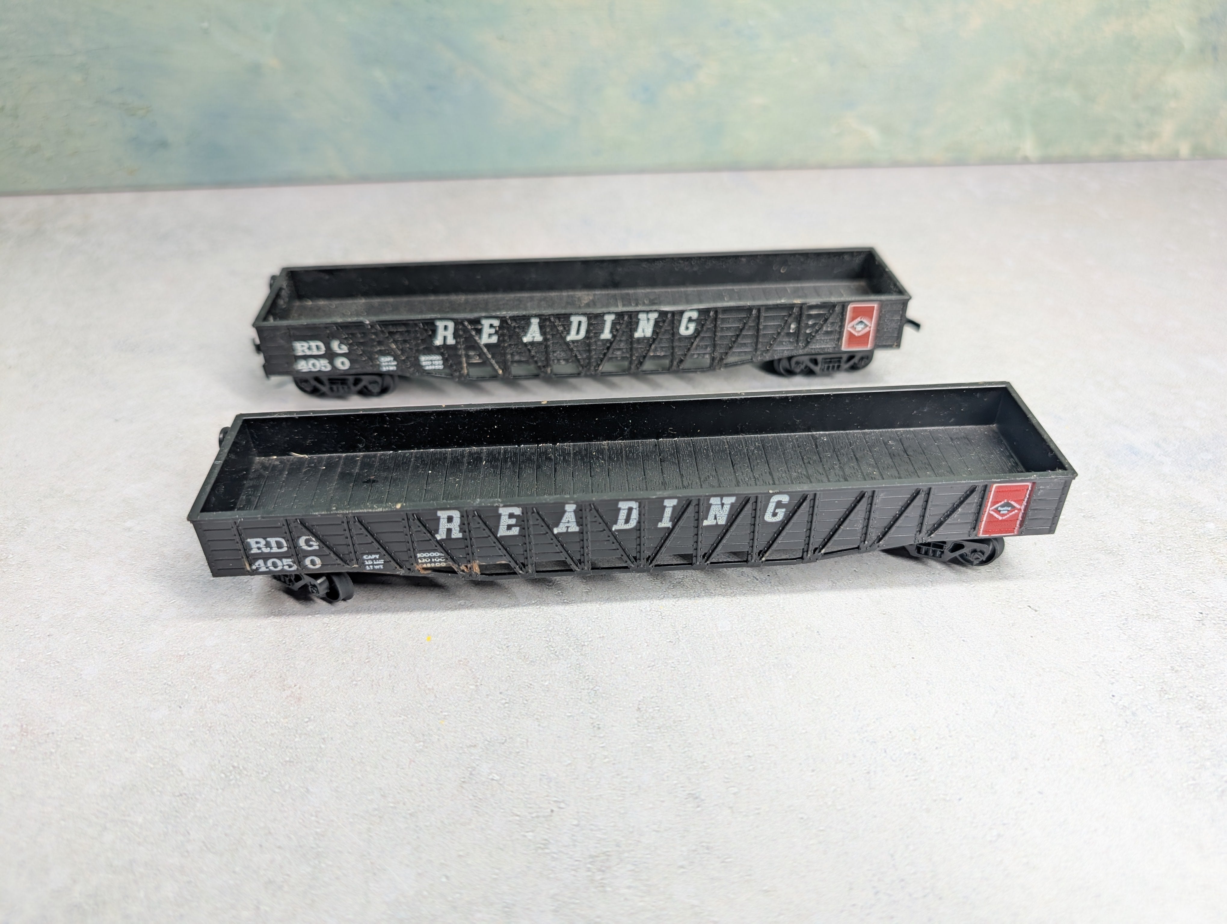 USED AHM HO Scale 50' Wooden Gondolas Reading RDG #4050 (2 pcs)