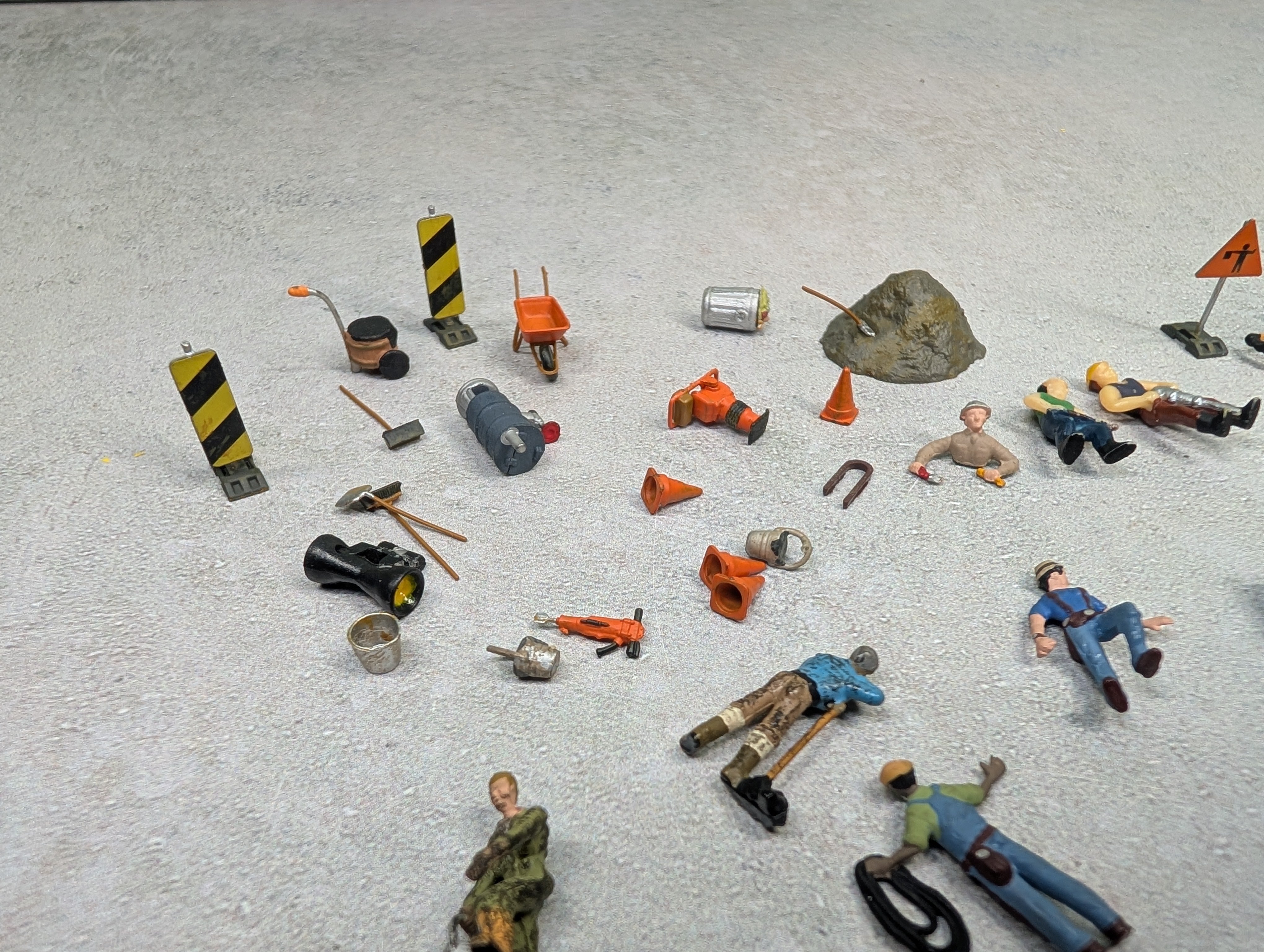 USED HO Scale Construction People & More