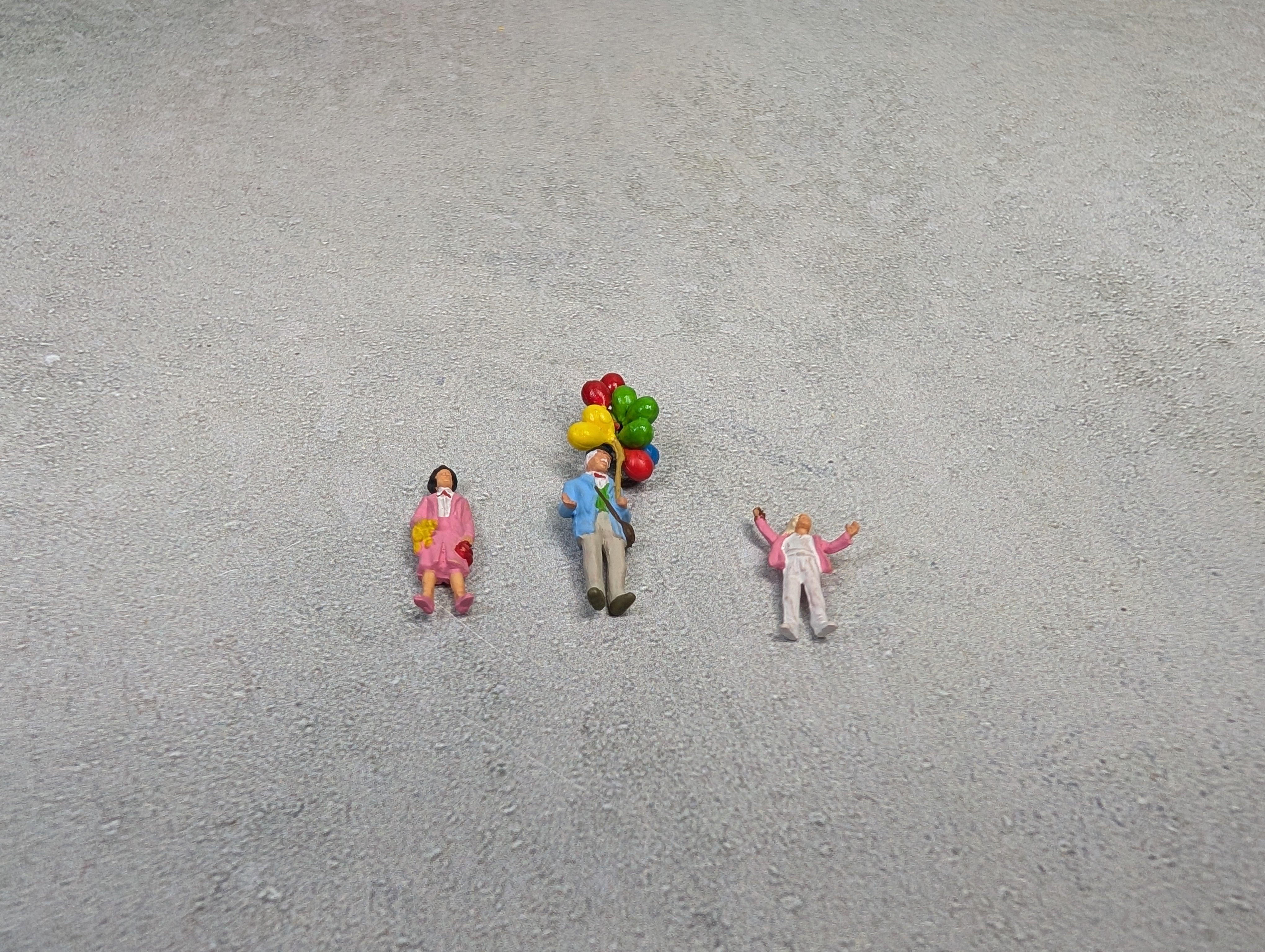 USED Preiser 24659 HO Scale Selling Balloons (3 figures)
