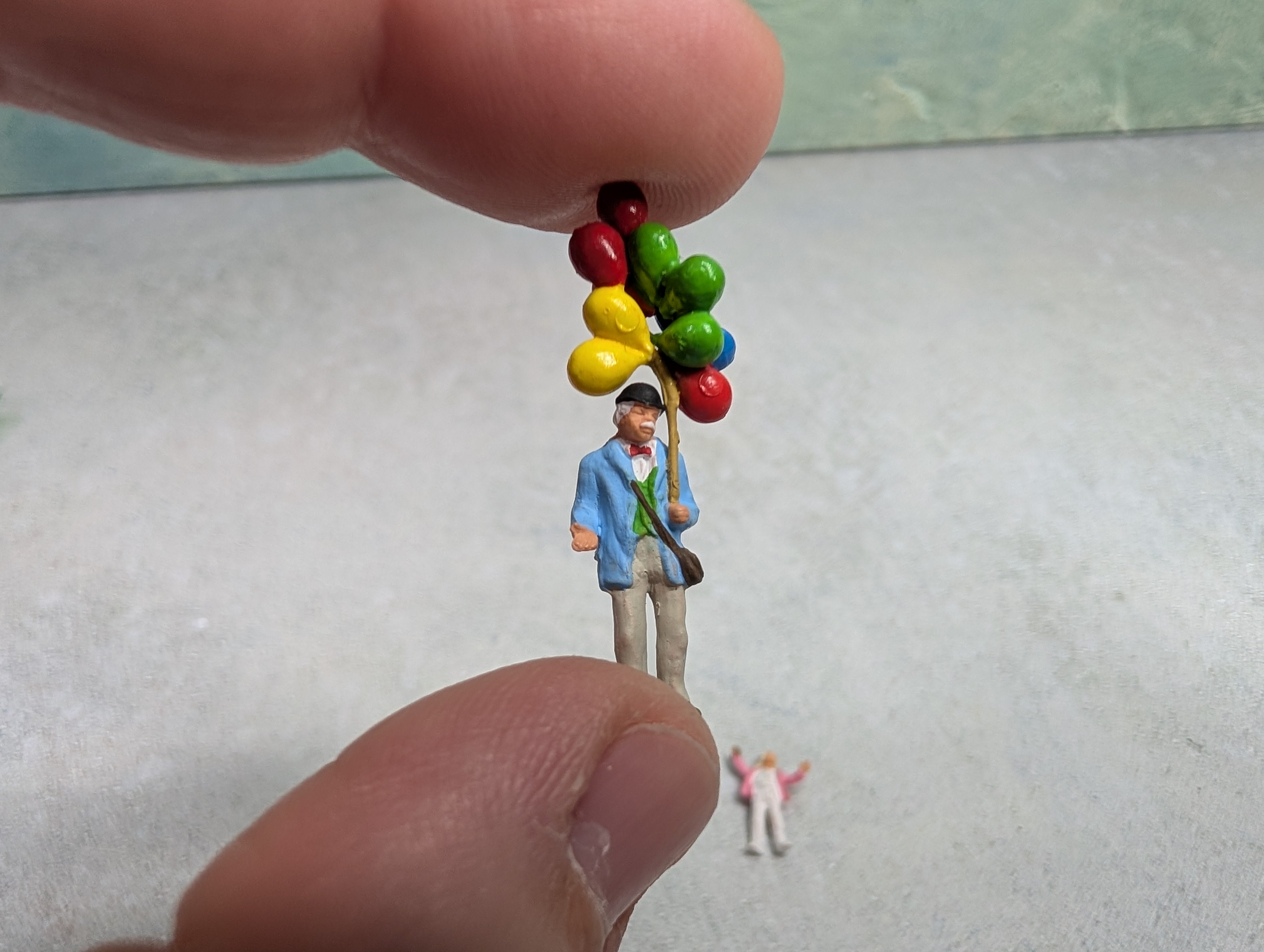 USED Preiser 24659 HO Scale Selling Balloons (3 figures)