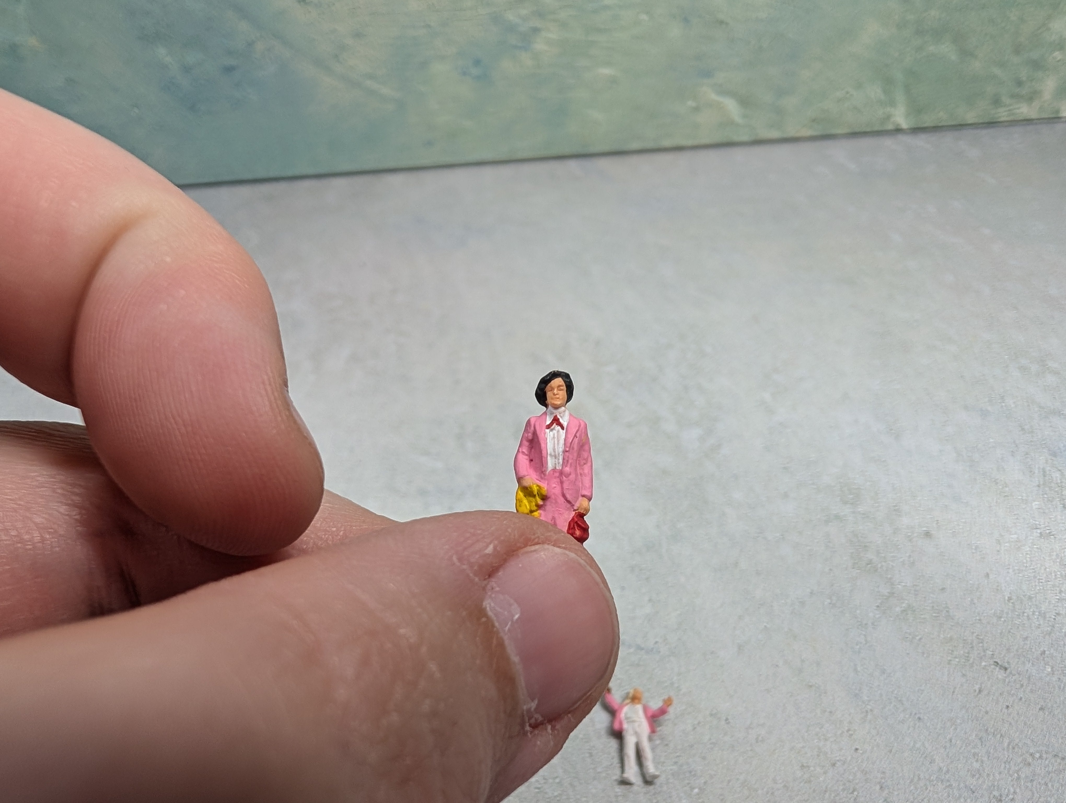 USED Preiser 24659 HO Scale Selling Balloons (3 figures)