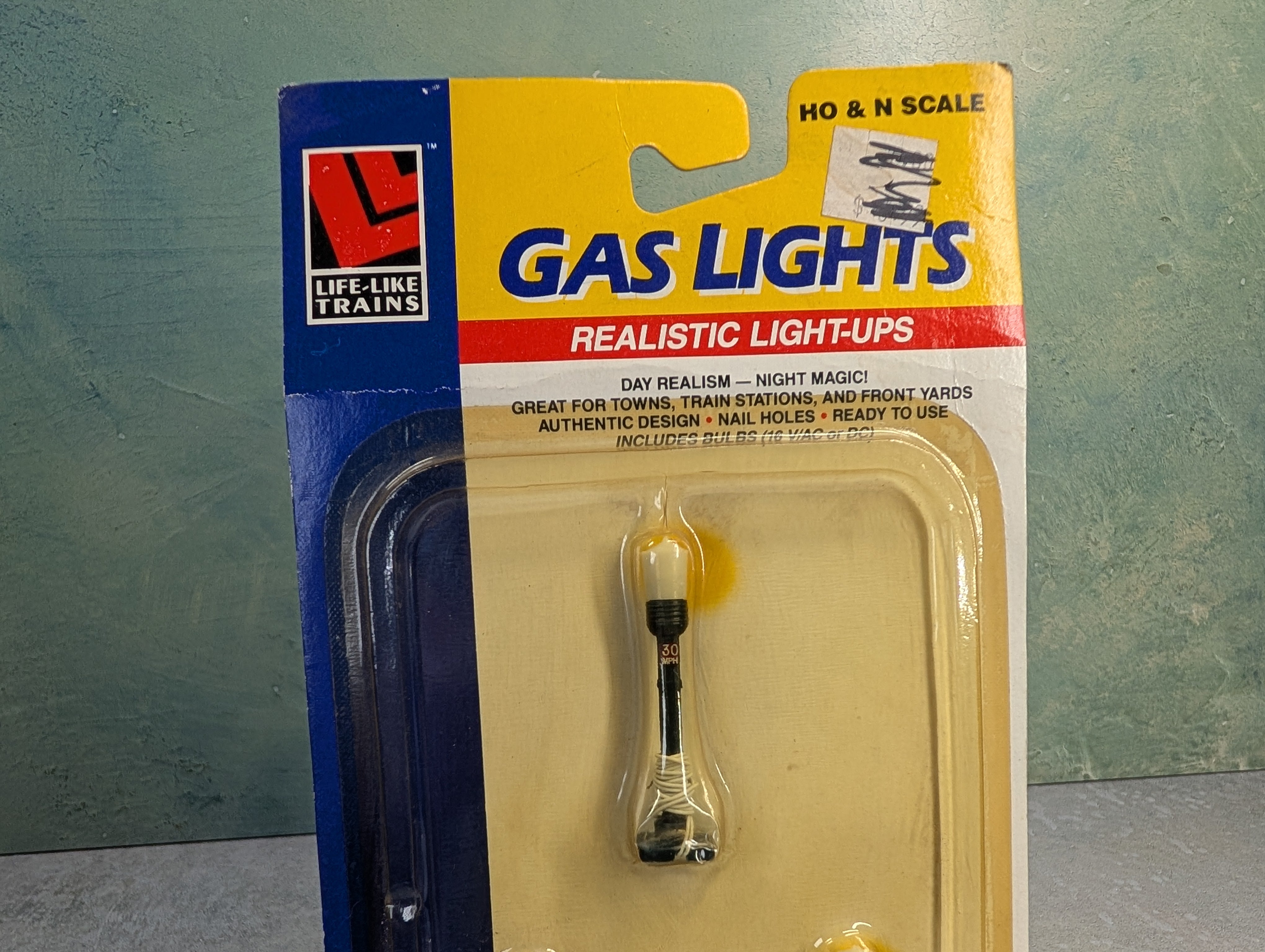 USED Life-Like 1505 HO Scale Gas Lights (3 pcs)
