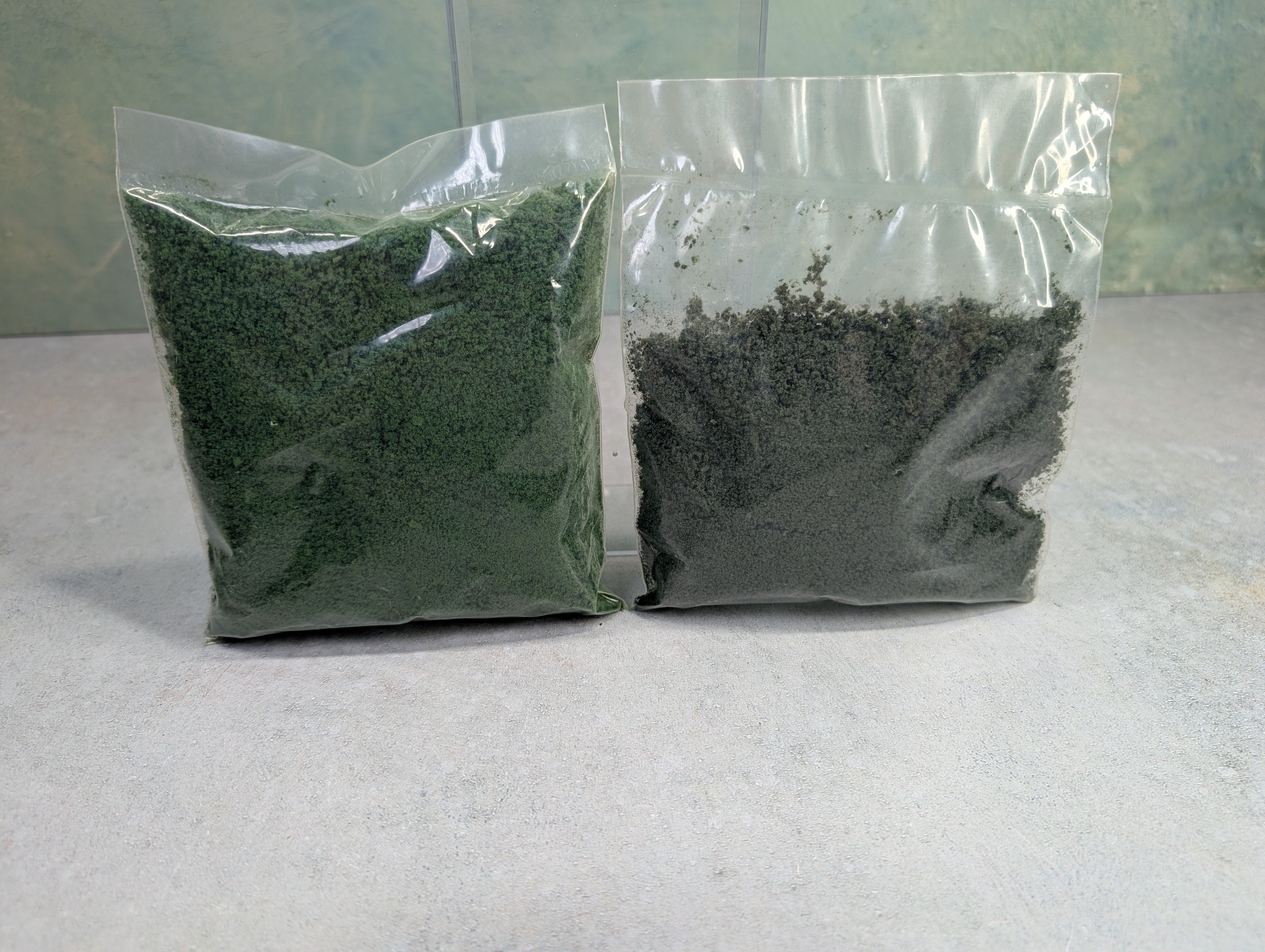 USED Woodland Scenics MULTI Scale Turf / Foilage Scenery Bags, Green & Dark Green (2 pcs)