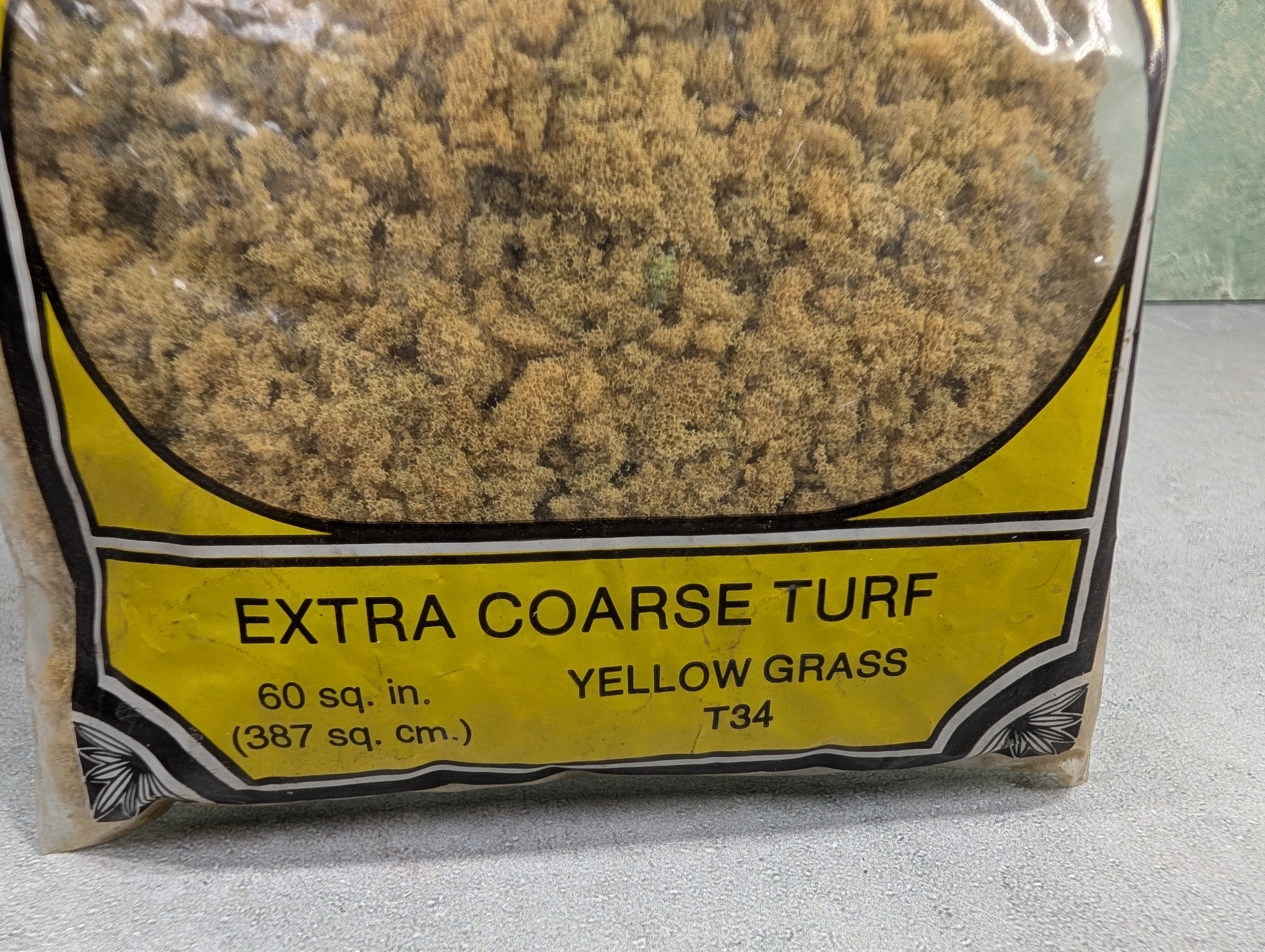 USED Woodland Scenics T34 MULTI Scale Extra Coarse Turf Yellow Grass