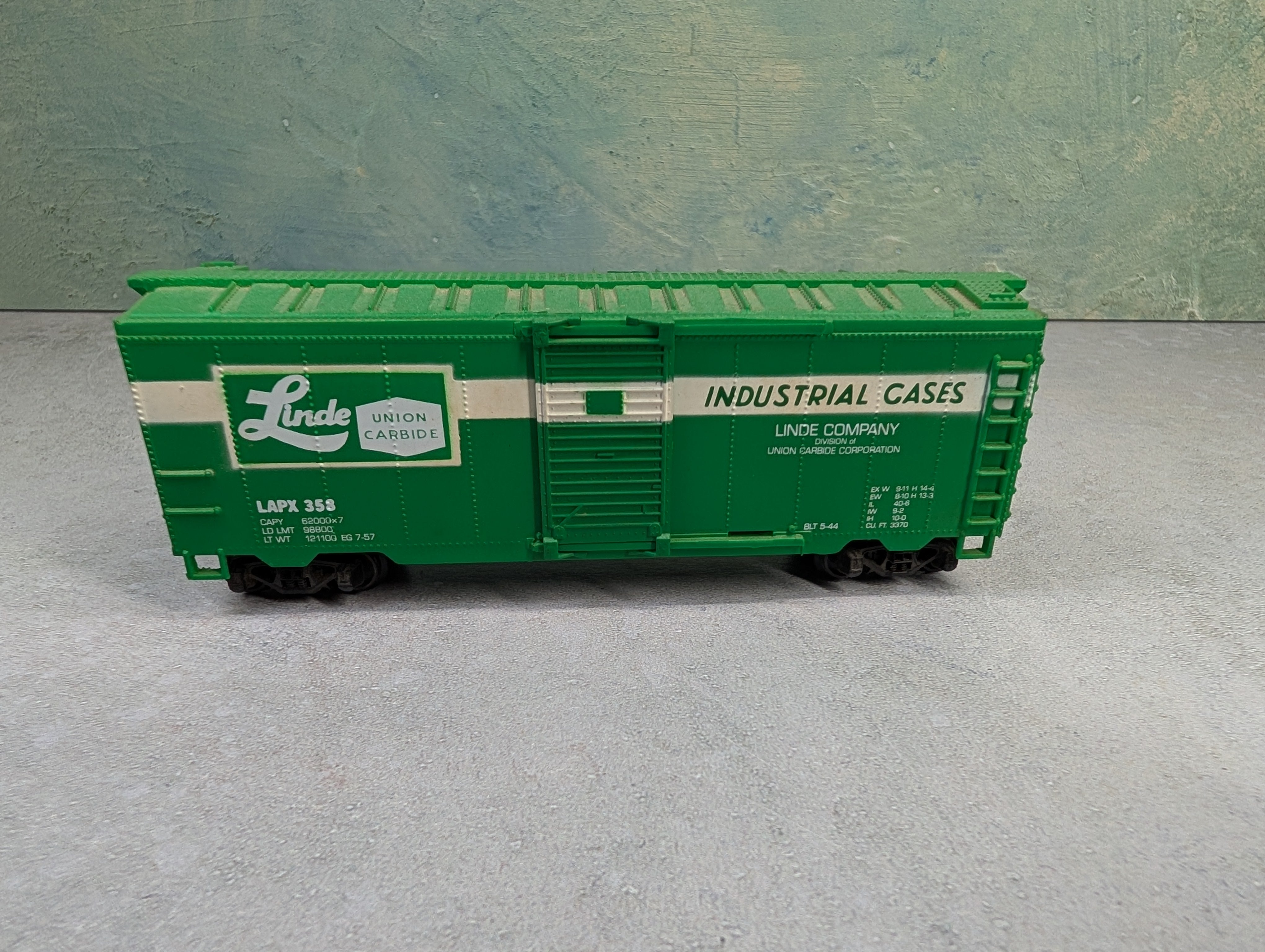 USED Life-Like HO Scale 40' Box Car Linde LAPX #358 Custom Graffiti