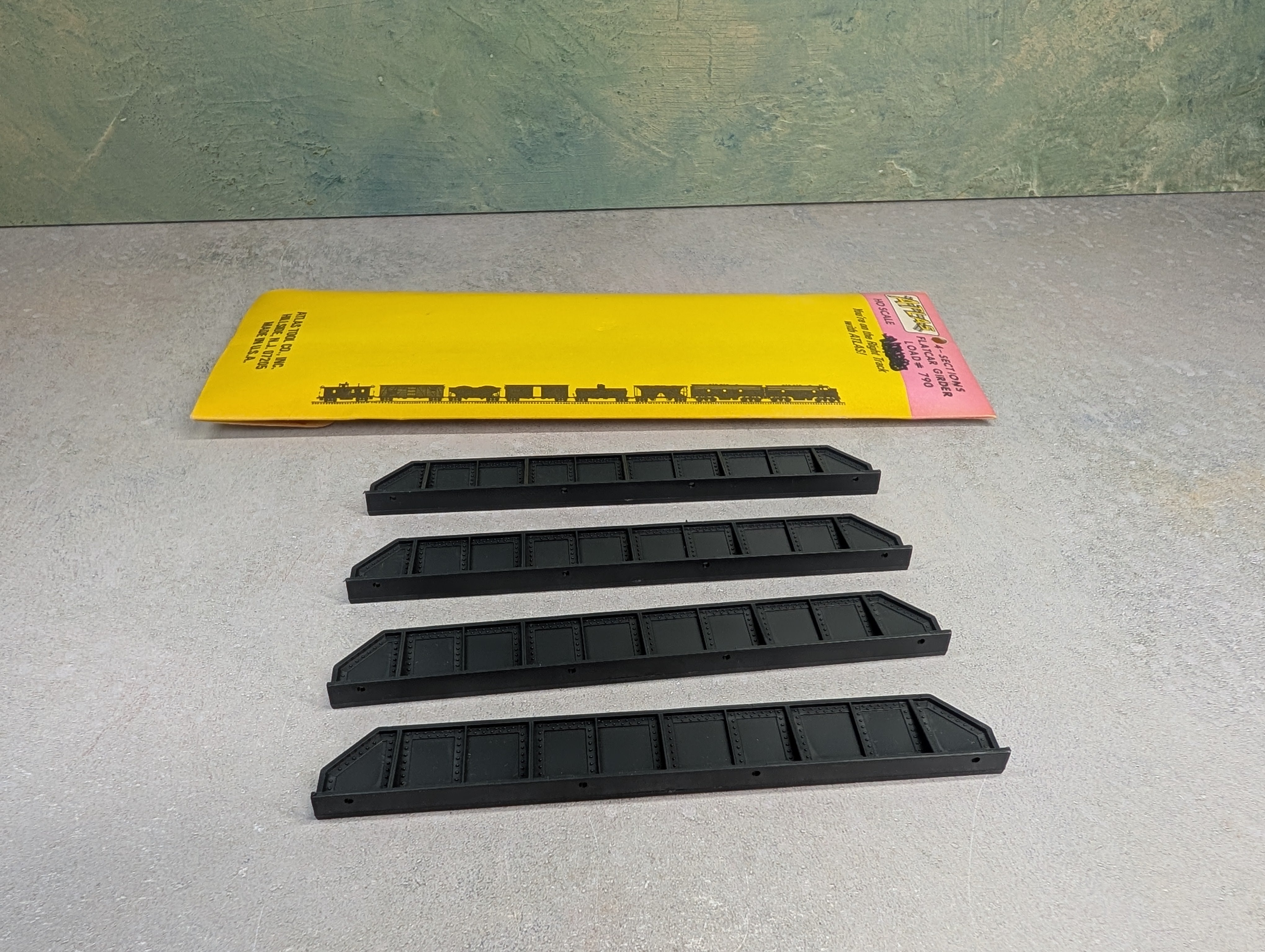 USED Atlas 790 HO Scale 4 Sections of Flatcar Girder Bridge Loads - Pink Pack