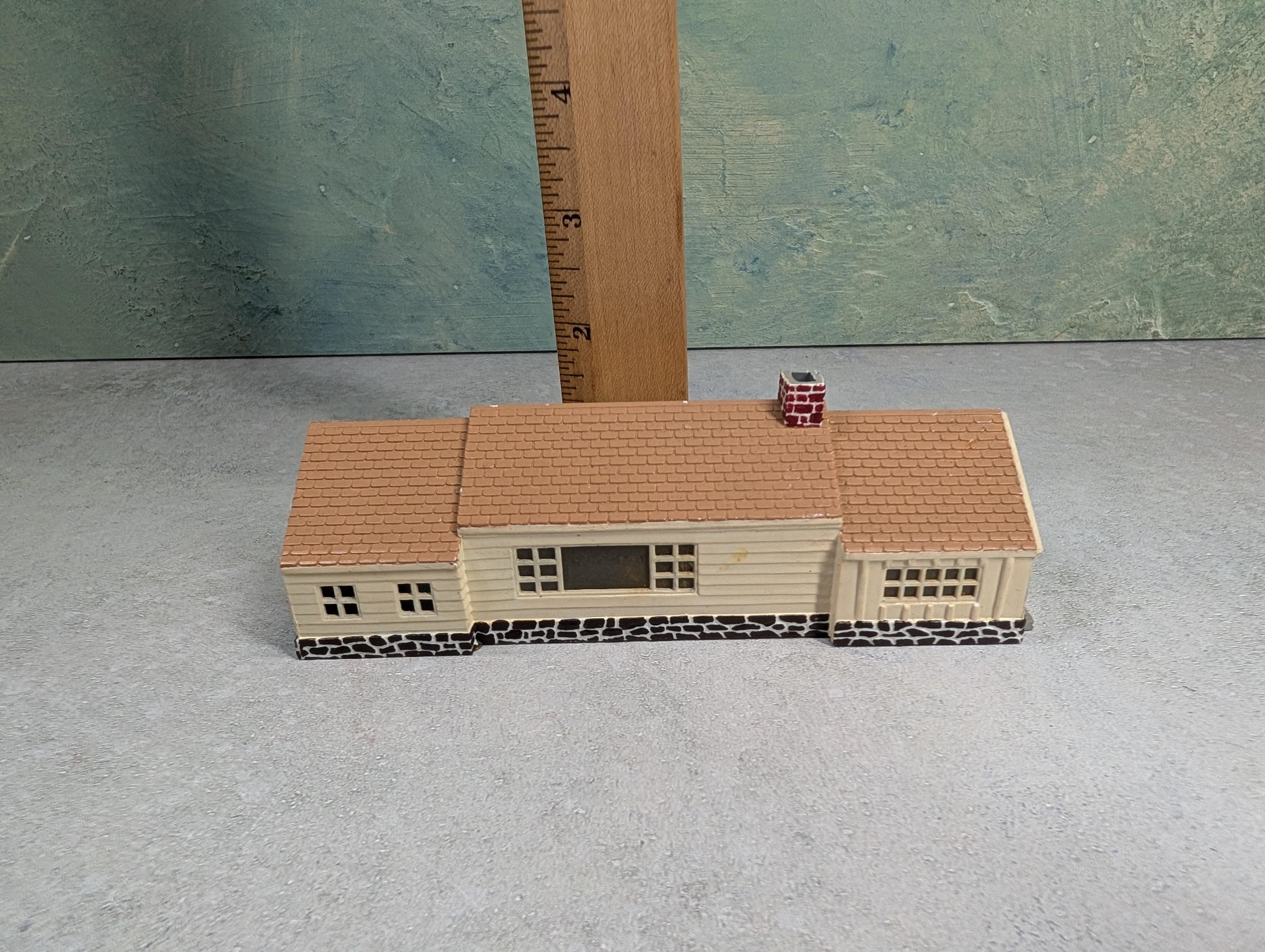 USED Marx HO Scale Light Brown Home