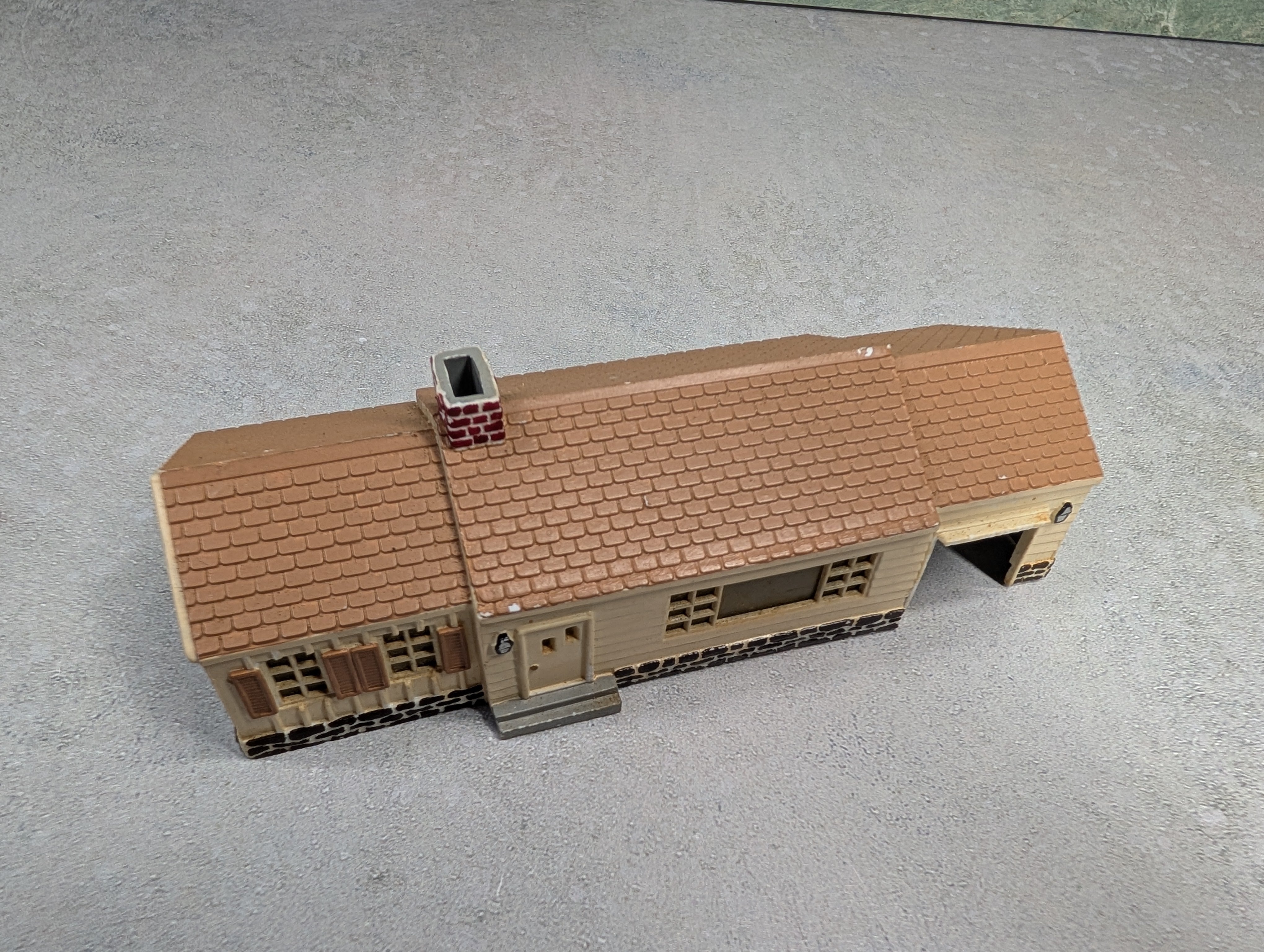 USED Marx HO Scale Light Brown Home