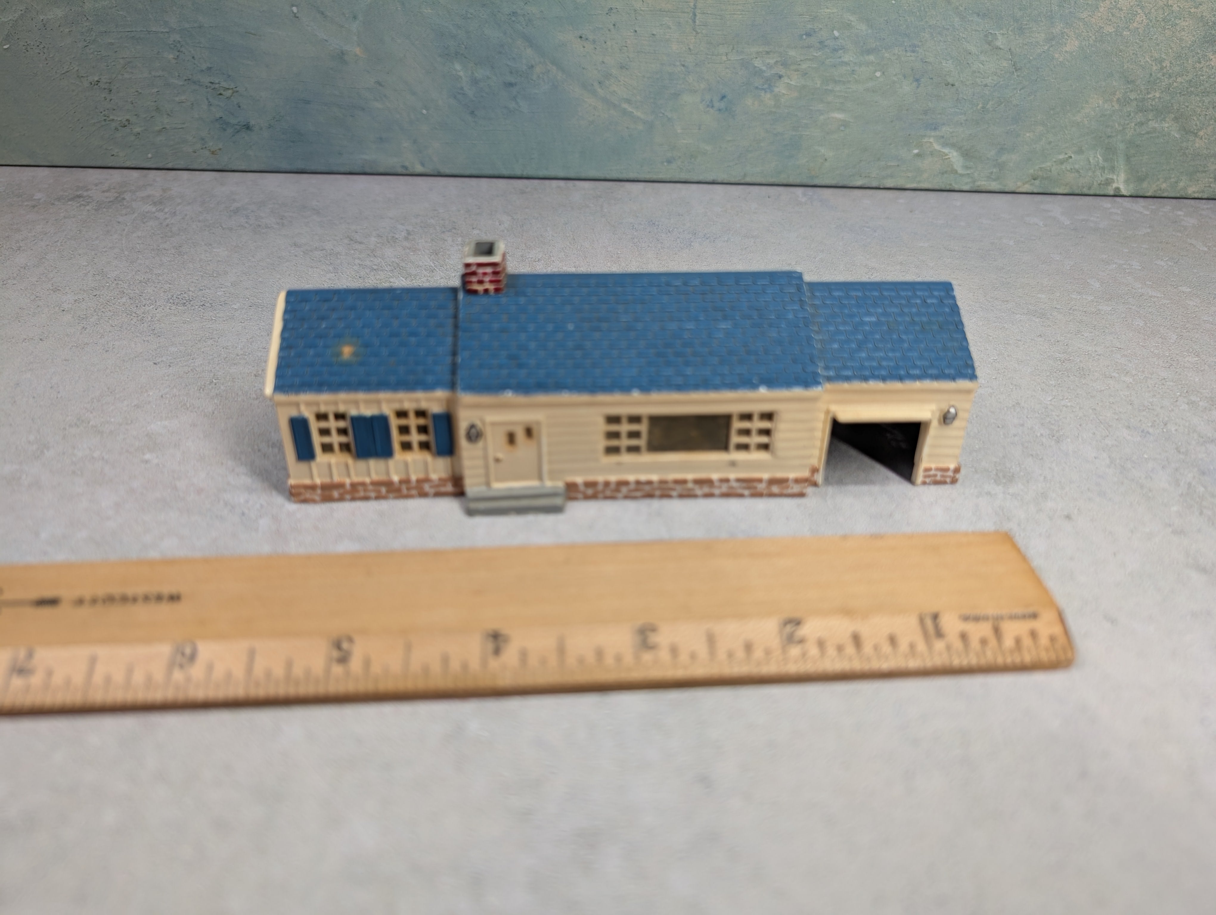 USED Marx HO Scale Light Brown & Blue Roof Home