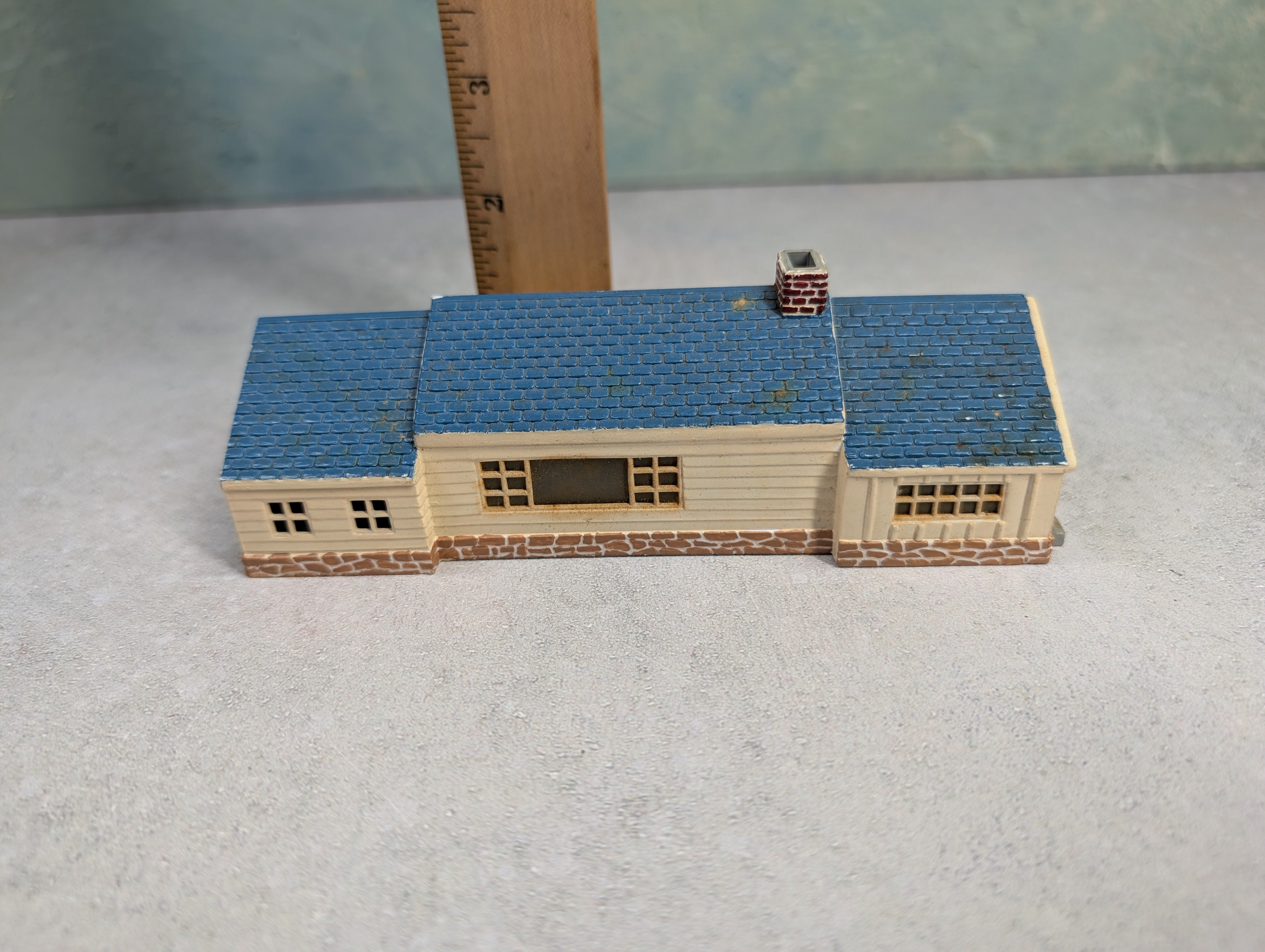 USED Marx HO Scale Light Brown & Blue Roof Home