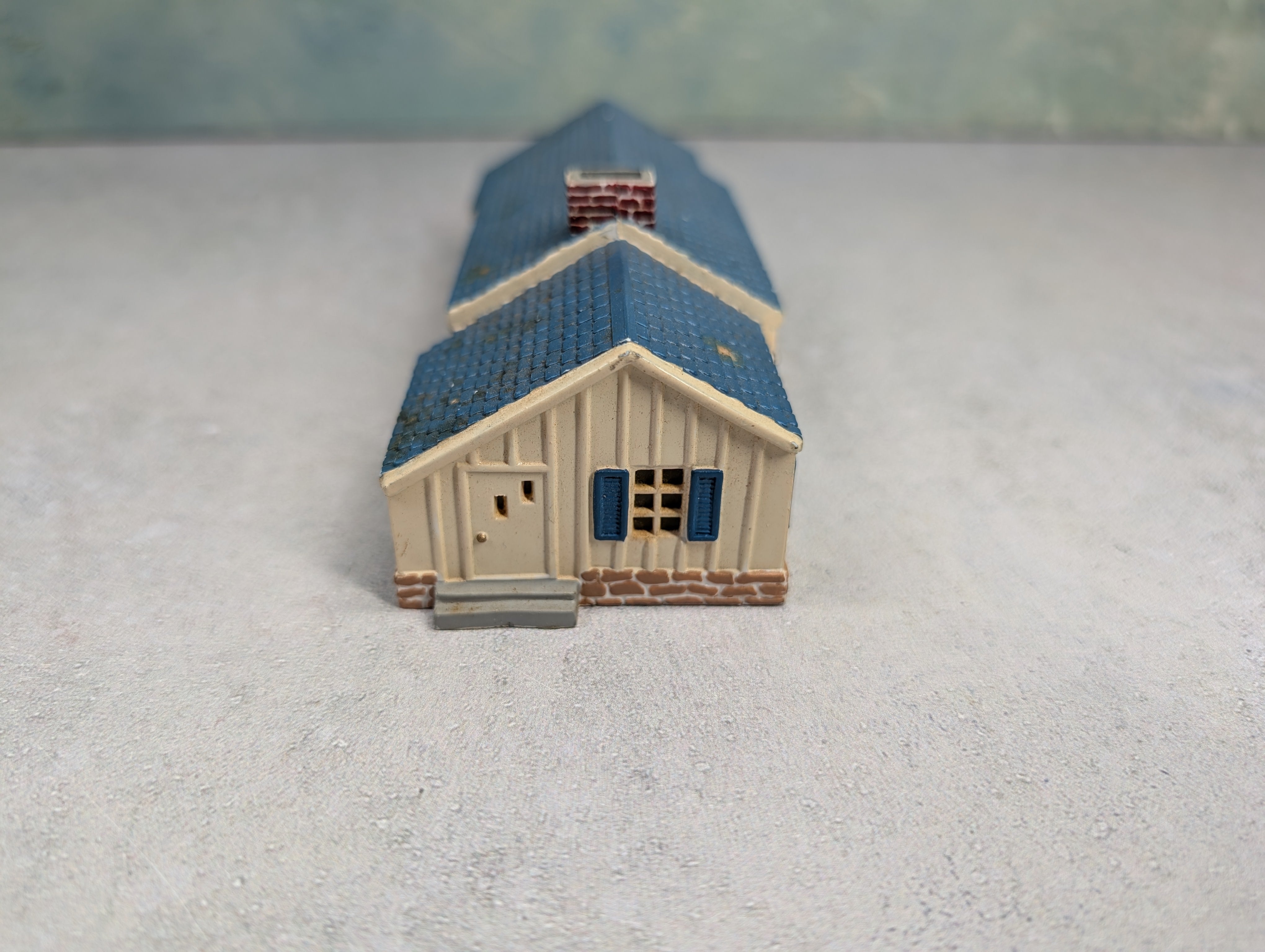 USED Marx HO Scale Light Brown & Blue Roof Home