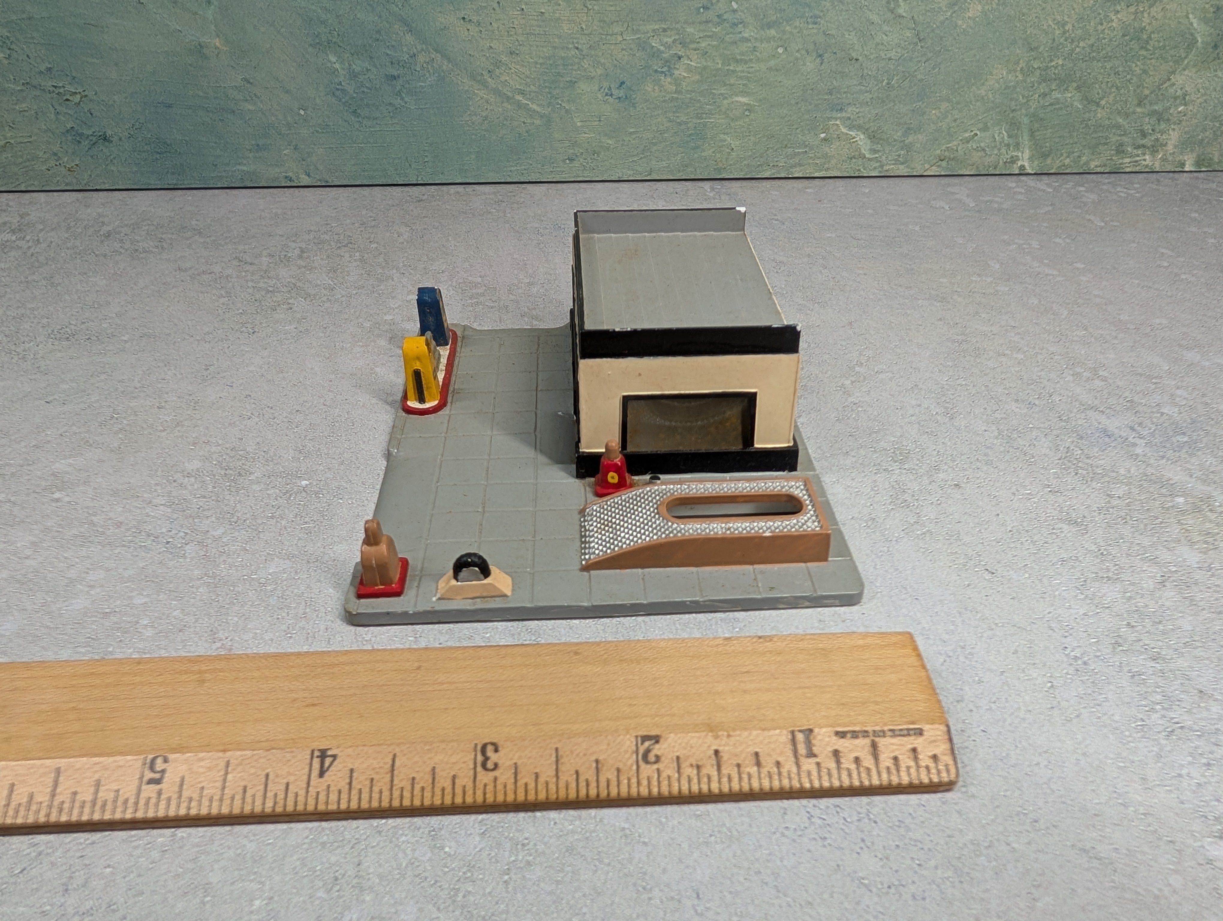 USED Marx HO Scale Fueling Station, Gus's Gas & Oil