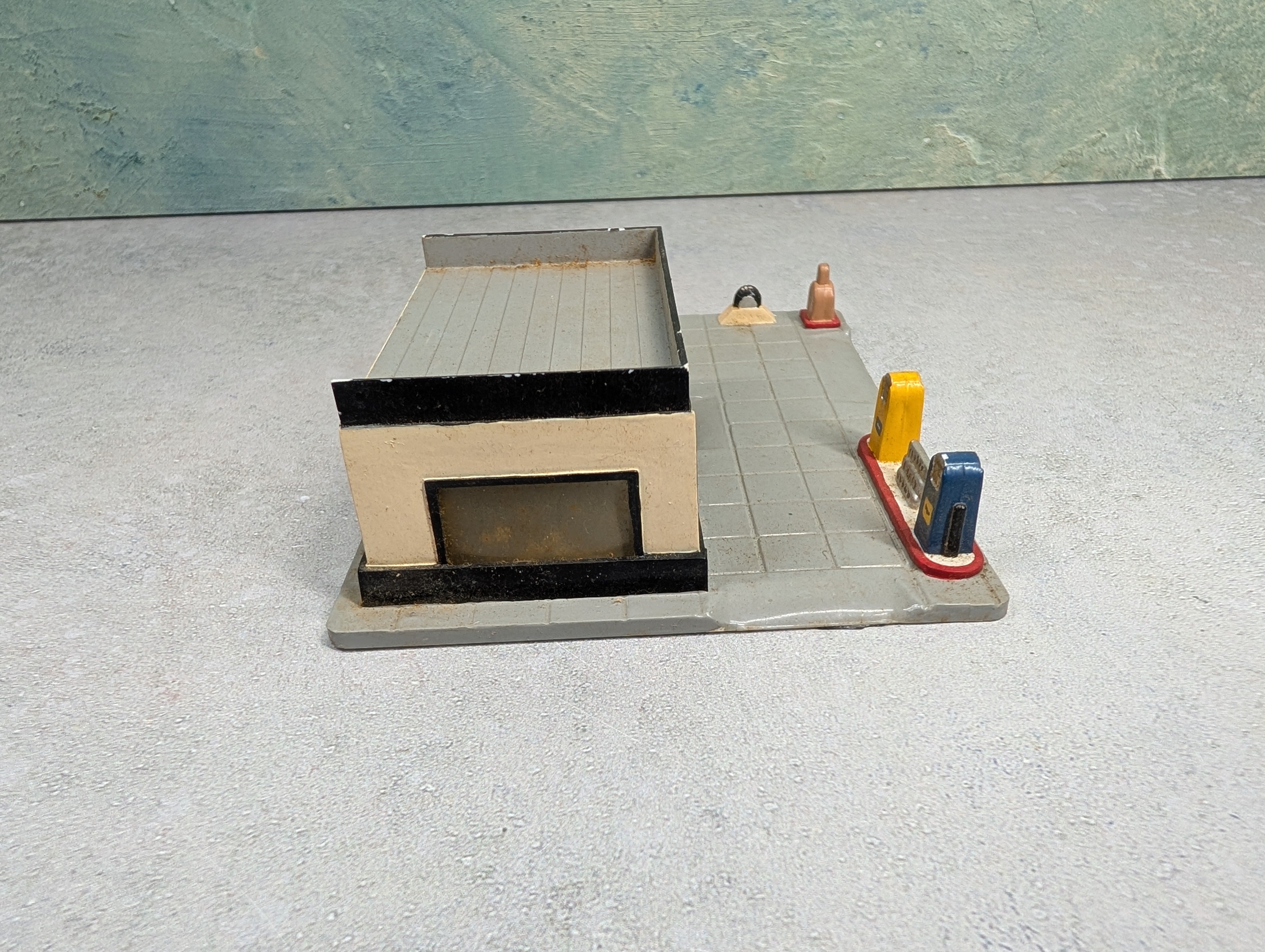USED Marx HO Scale Fueling Station, Gus's Gas & Oil