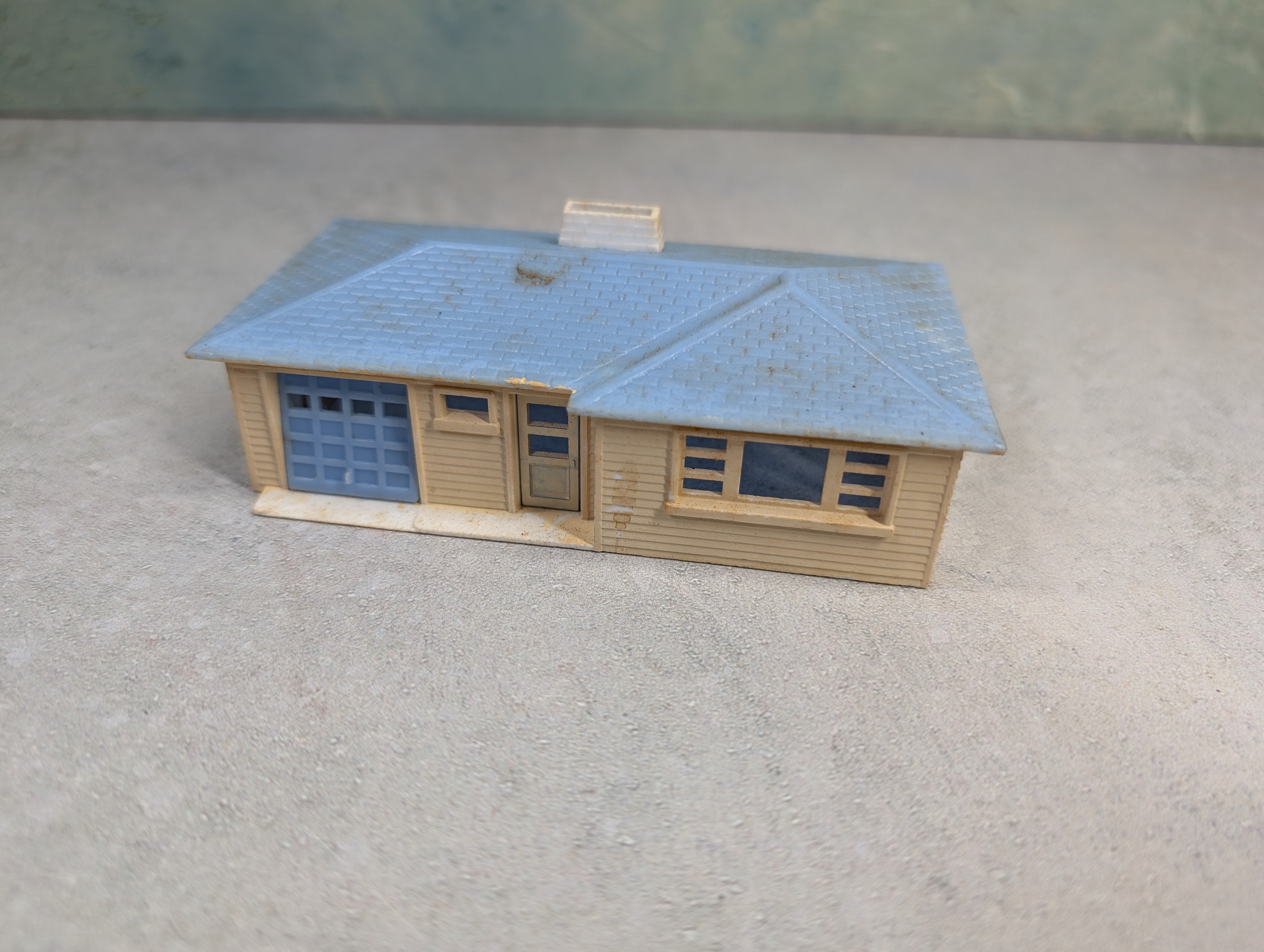 USED Bachmann Plasticville HO Scale One Story House w/ Blue Roof