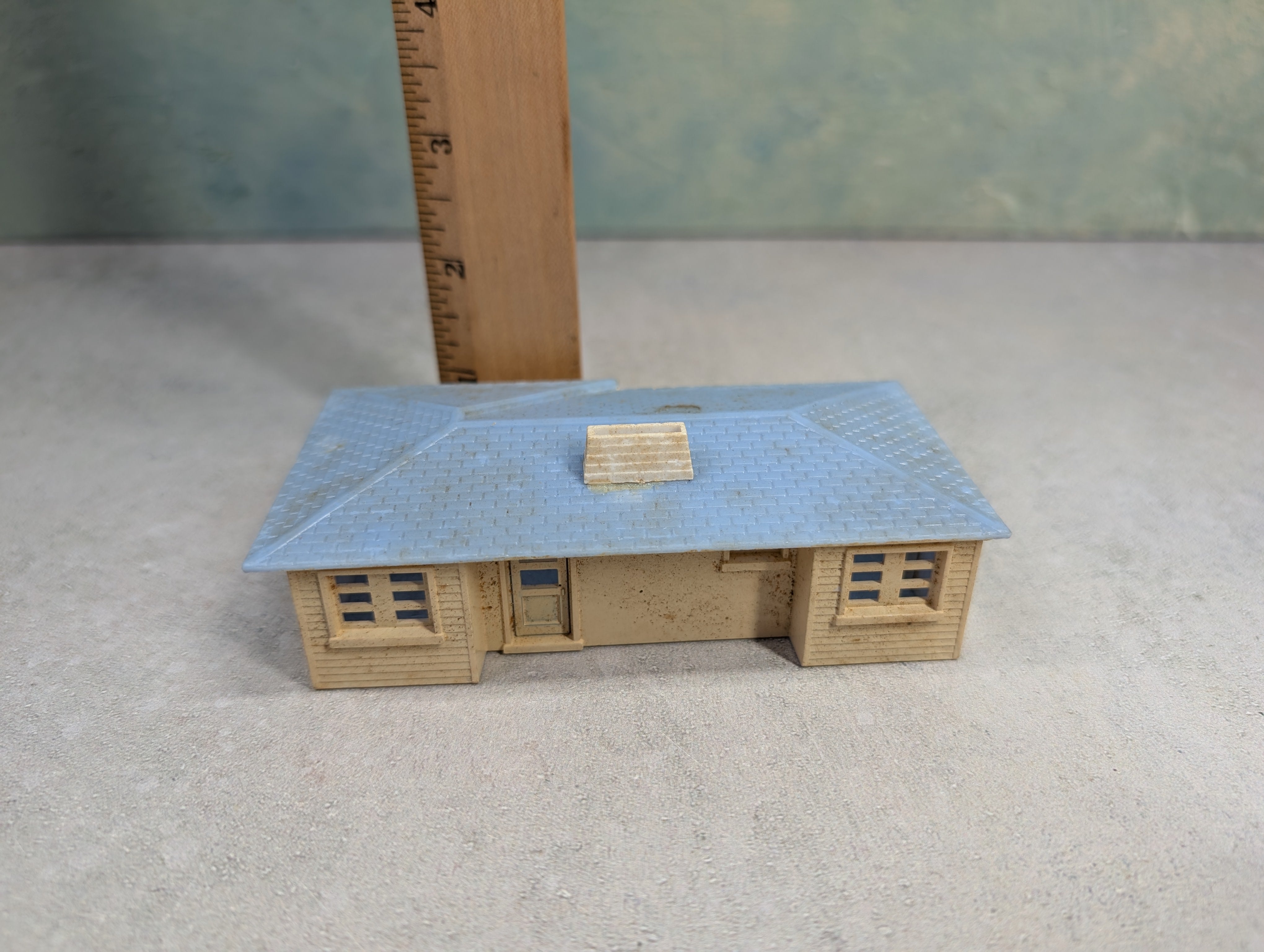 USED Bachmann Plasticville HO Scale One Story House w/ Blue Roof