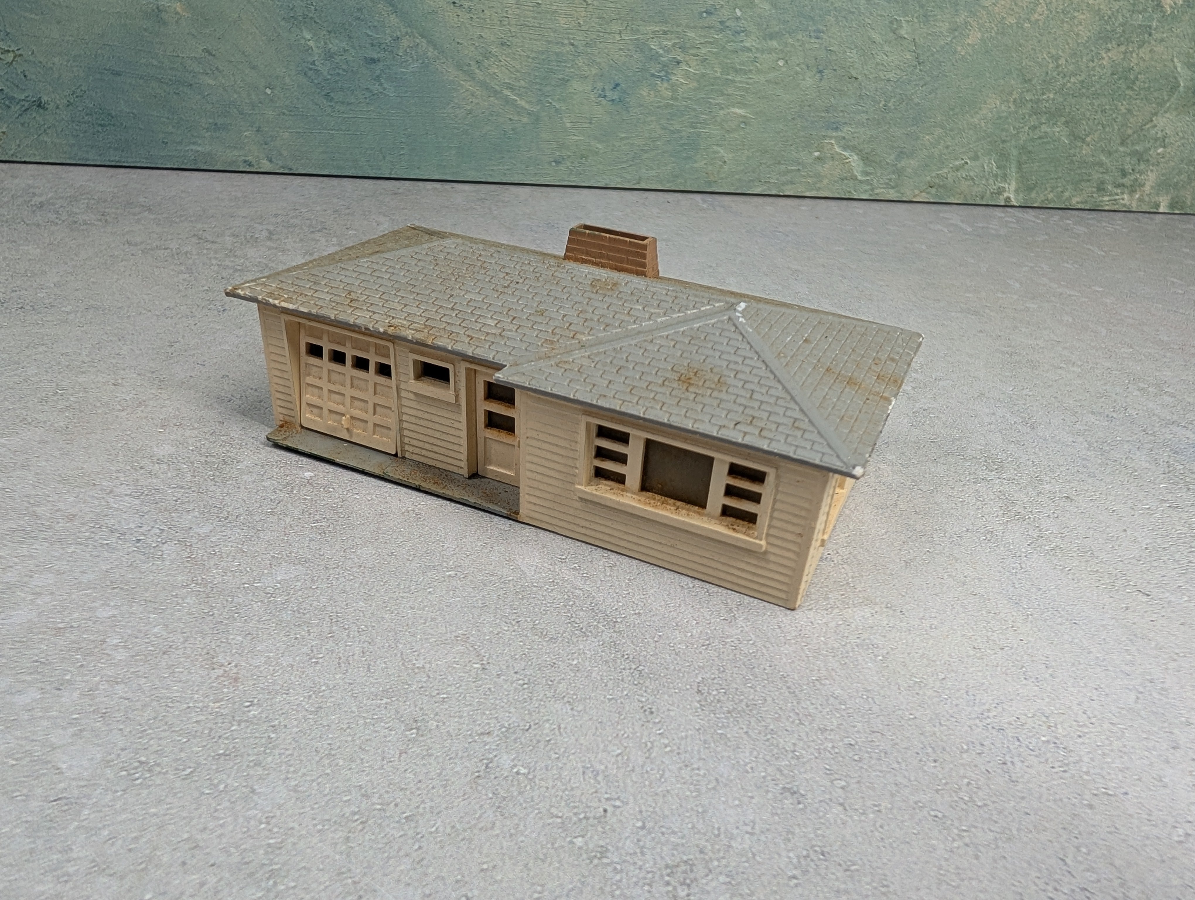 USED Bachmann Plasticville HO Scale One Story House w/ Gray Roof