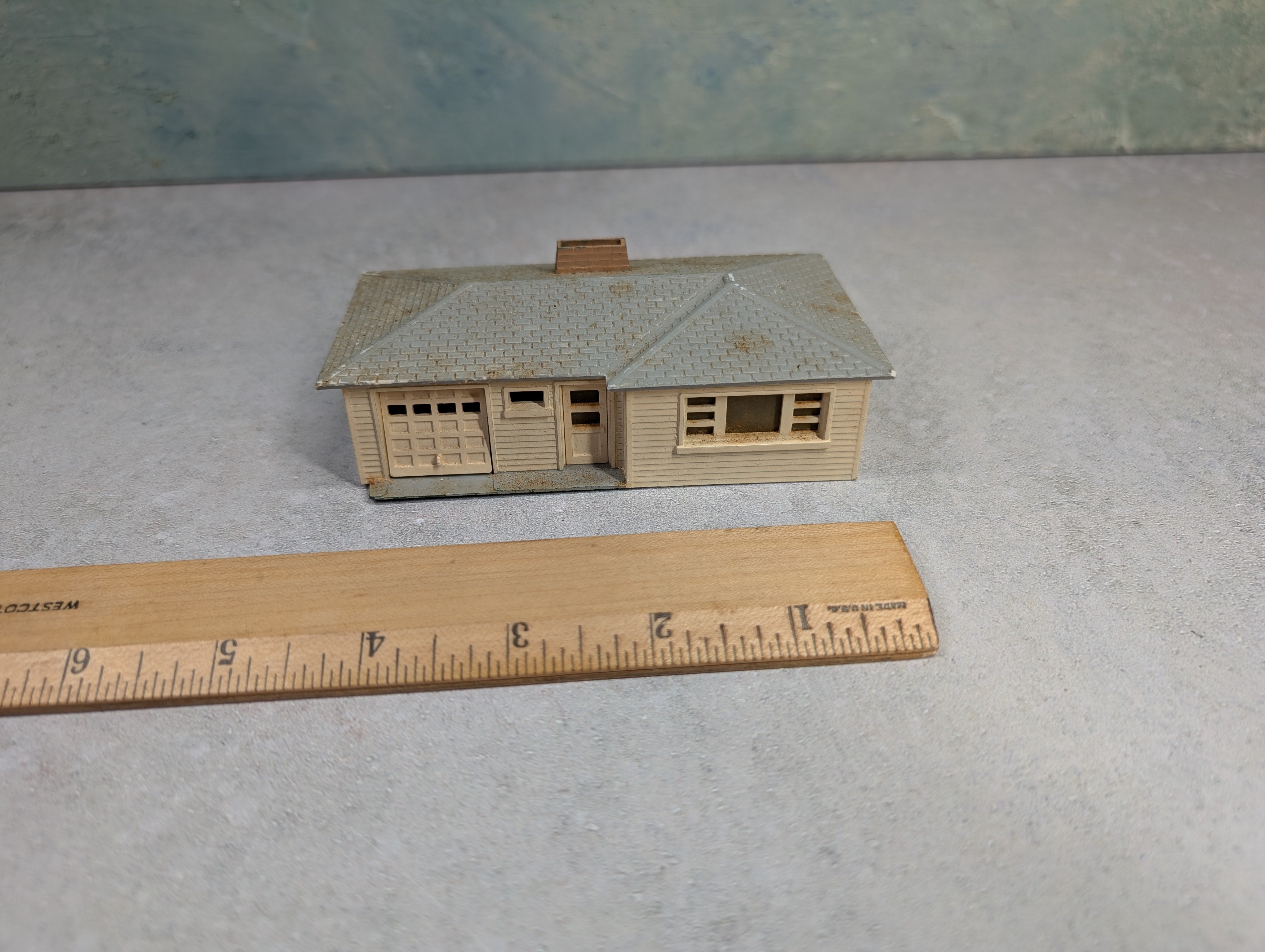 USED Bachmann Plasticville HO Scale One Story House w/ Gray Roof