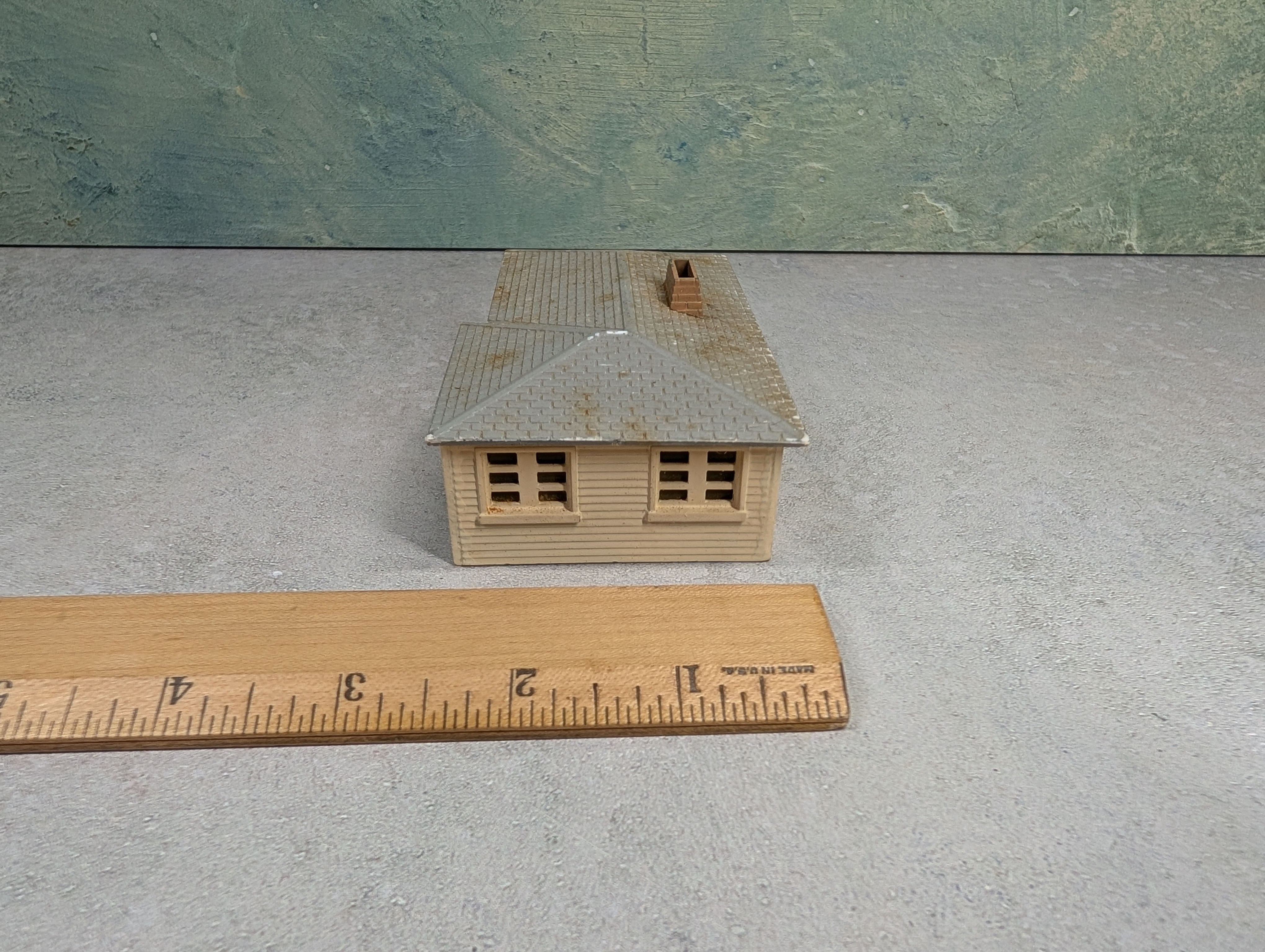 USED Bachmann Plasticville HO Scale One Story House w/ Gray Roof
