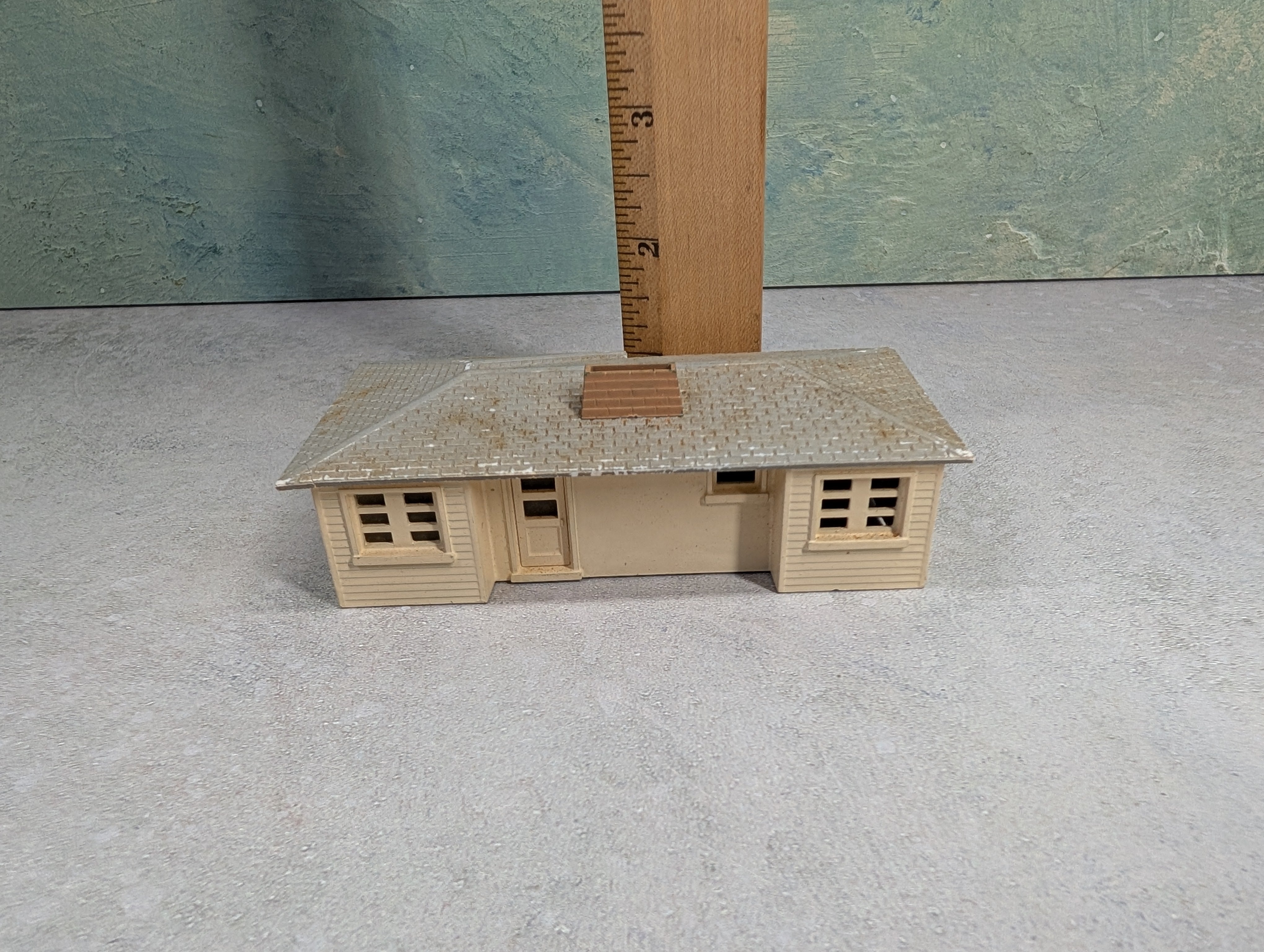 USED Bachmann Plasticville HO Scale One Story House w/ Gray Roof