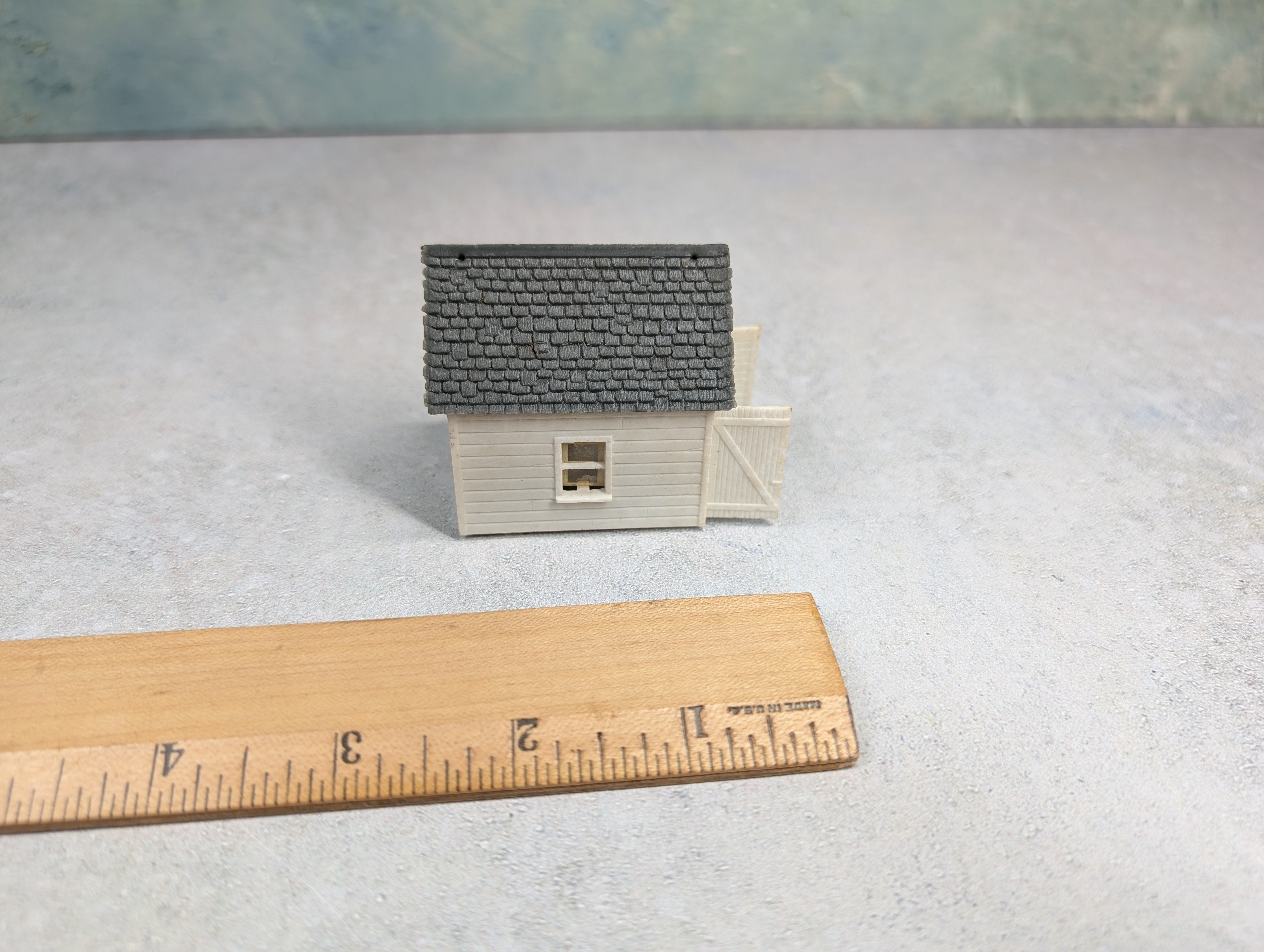 USED HO Scale White Shed