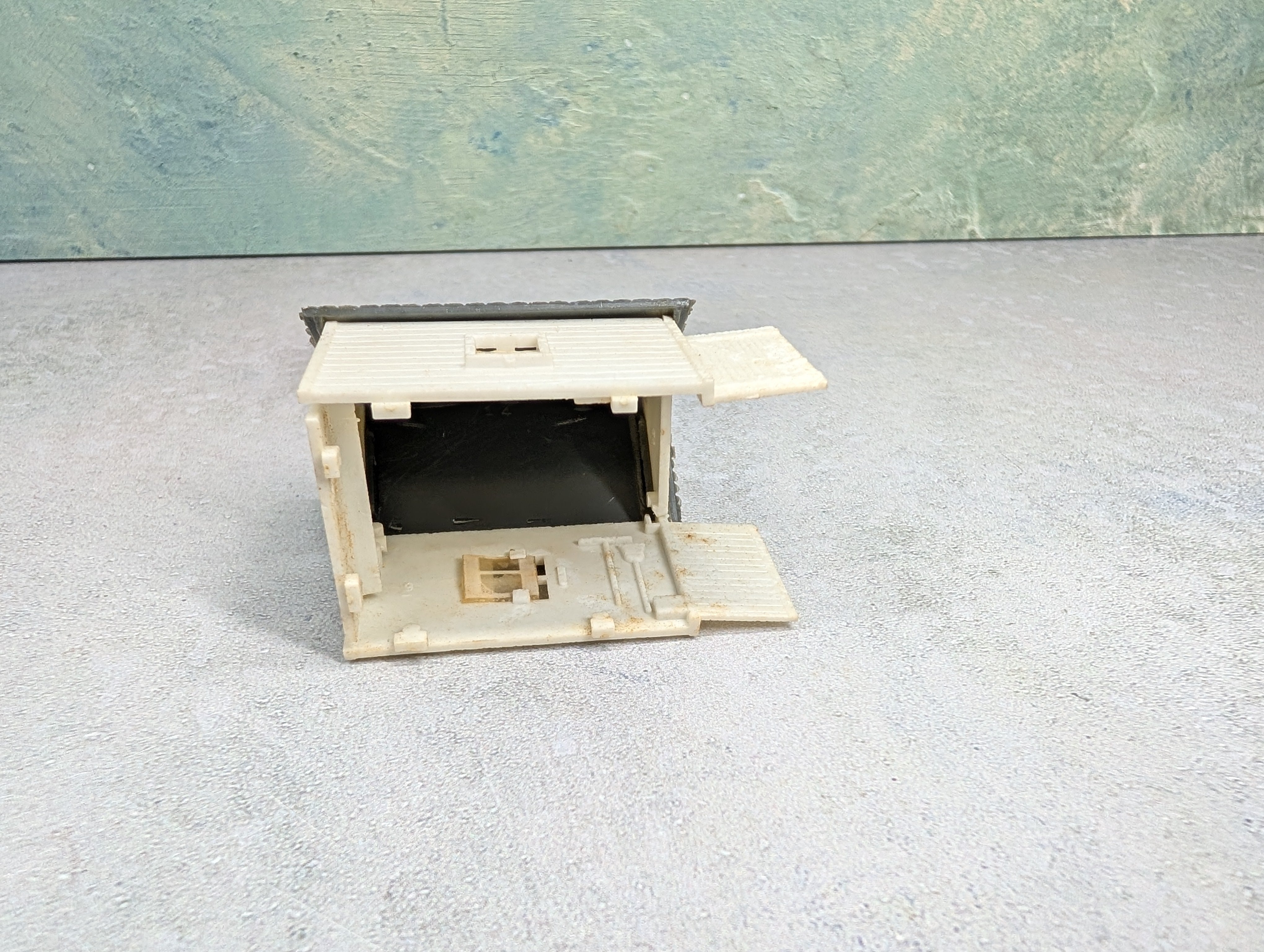 USED HO Scale White Shed