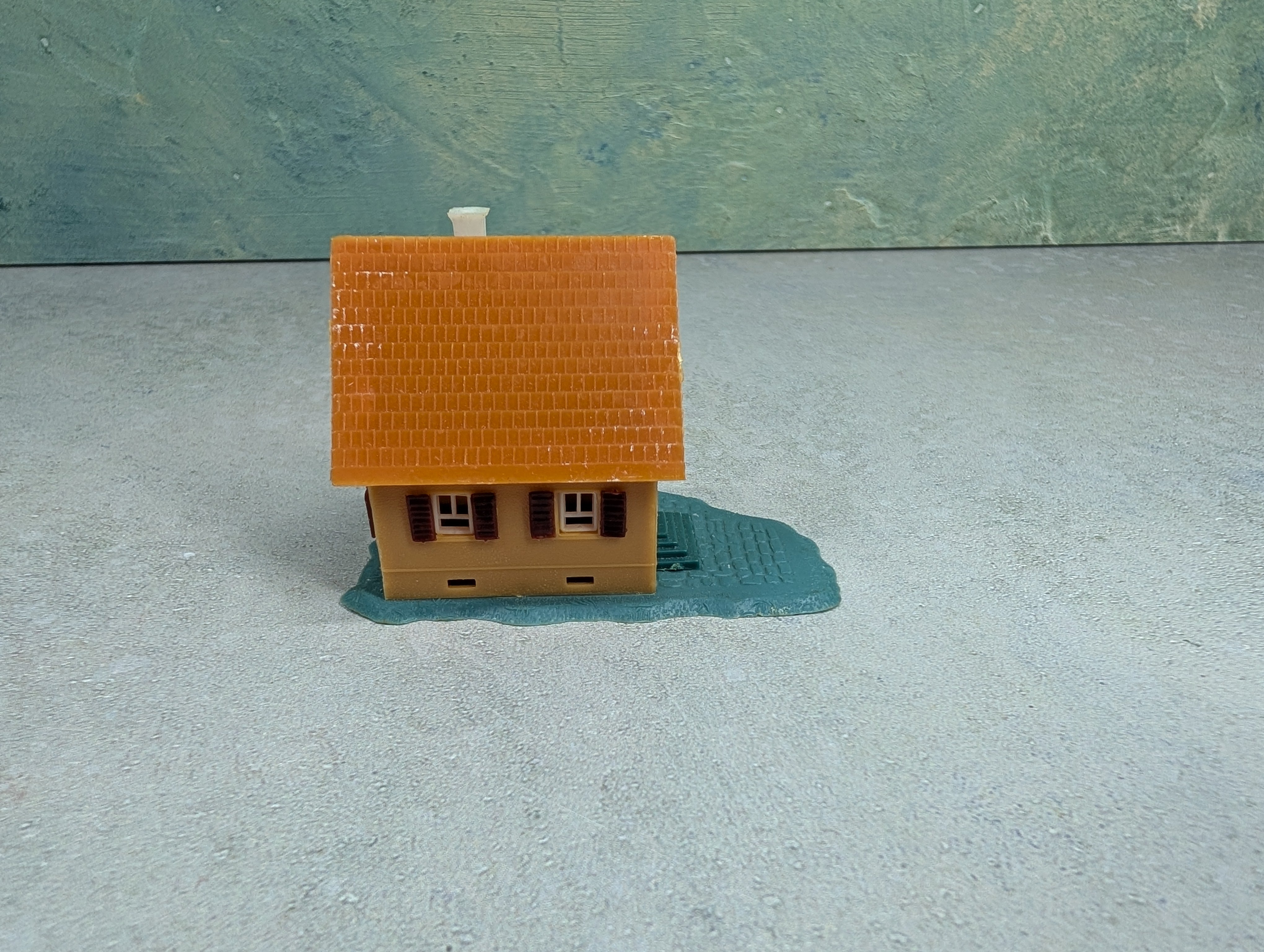 USED HO Scale Orange House