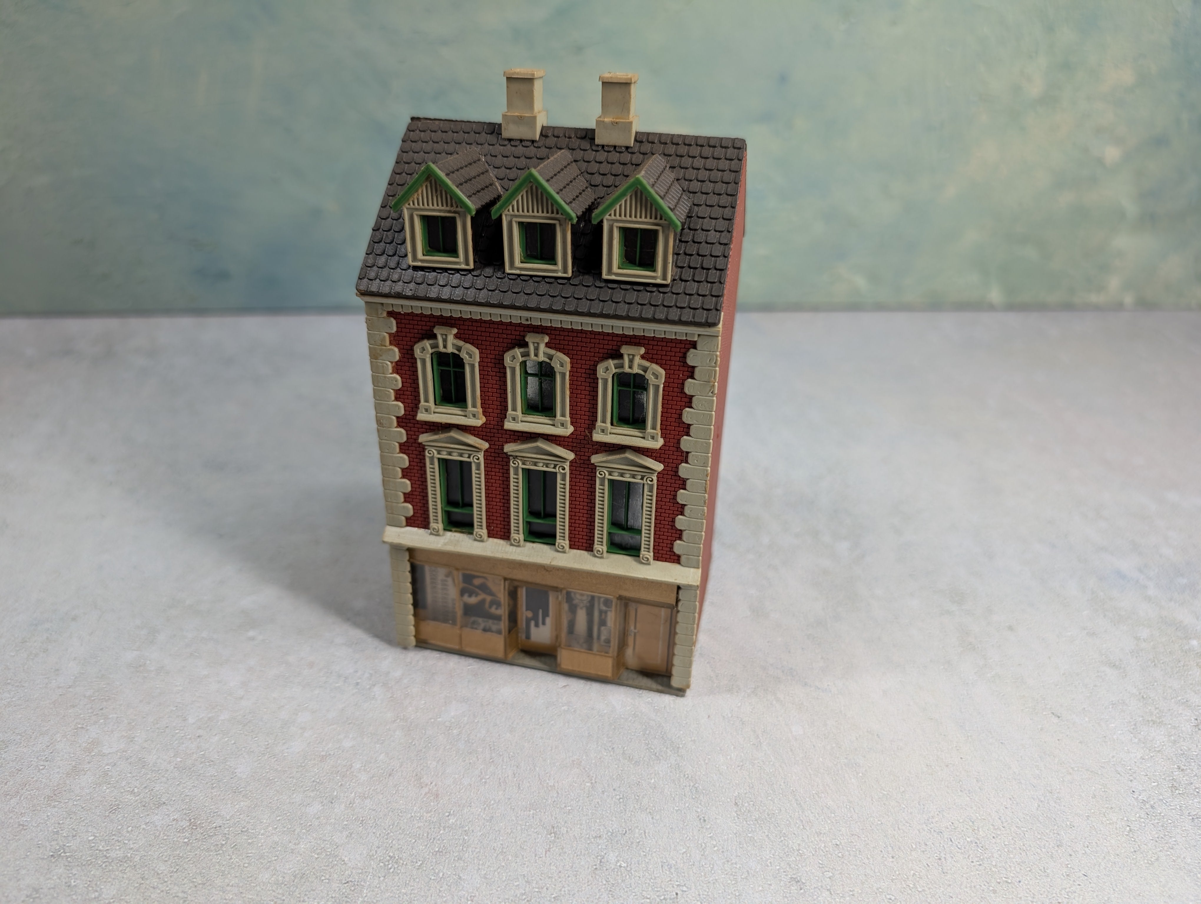 USED Heljan HO Scale Watchmaker Building, Brick Store Front