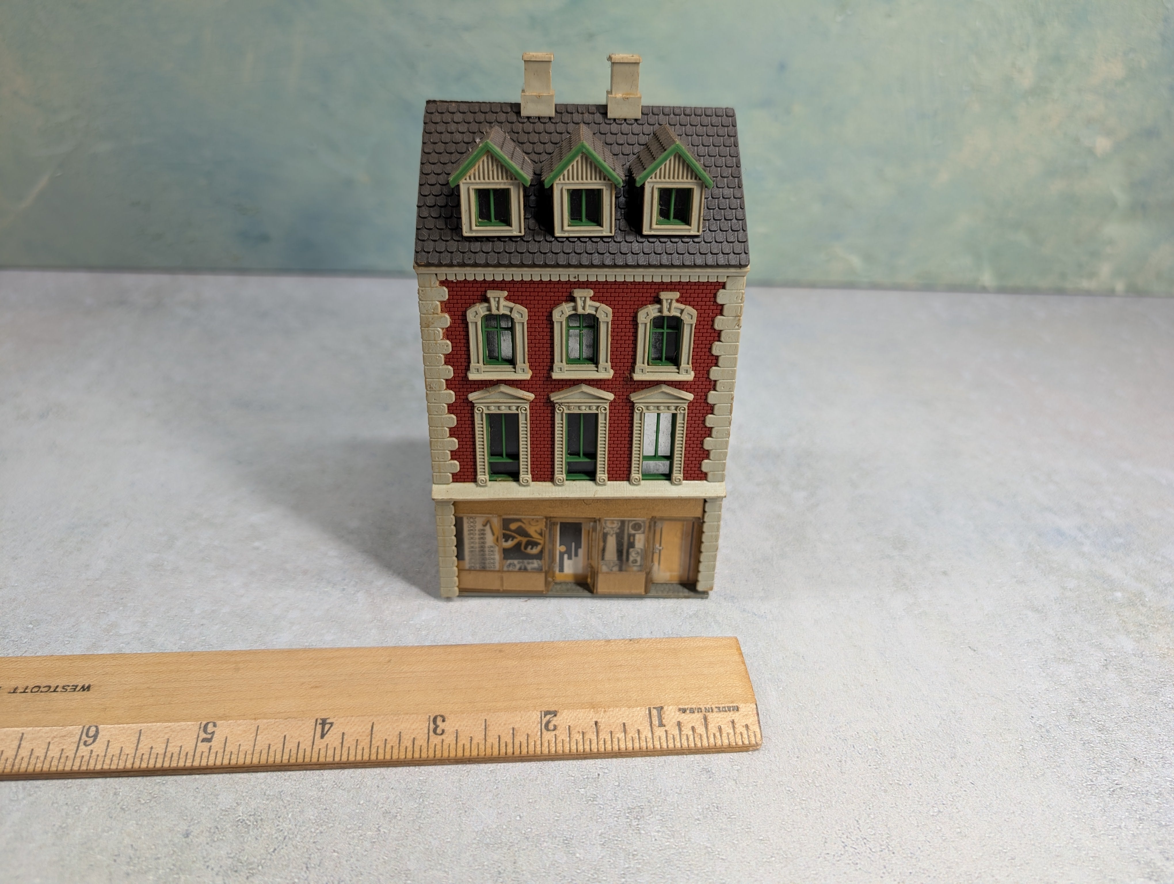 USED Heljan HO Scale Watchmaker Building, Brick Store Front