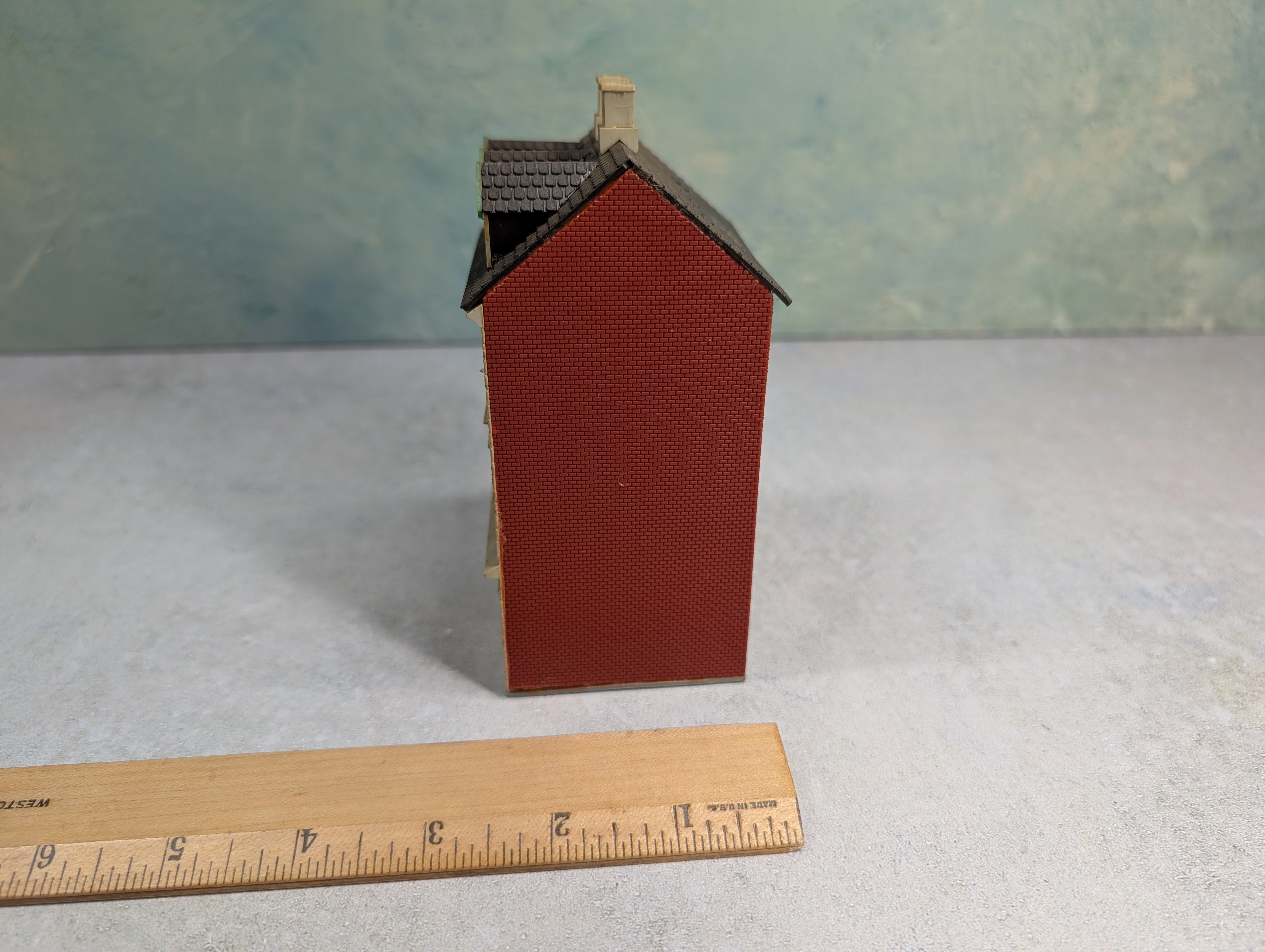 USED Heljan HO Scale Watchmaker Building, Brick Store Front