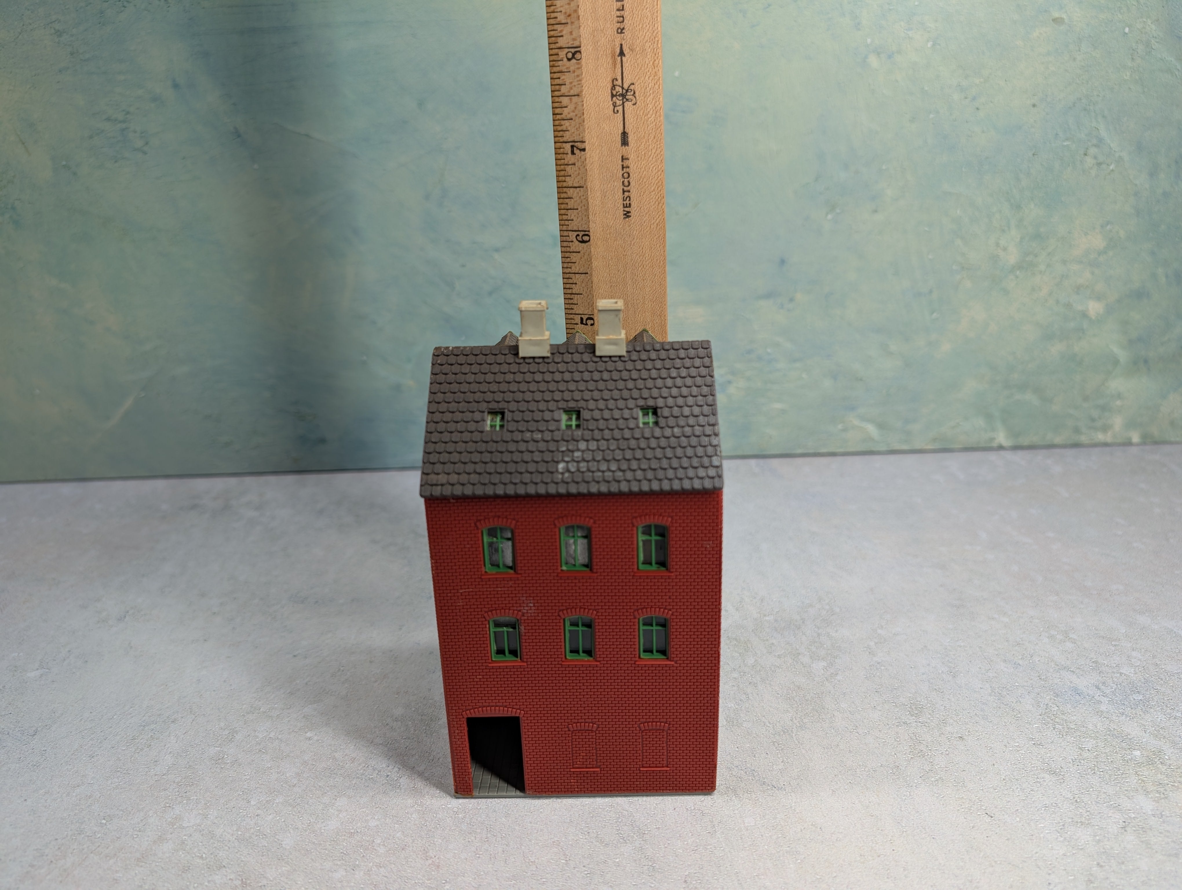 USED Heljan HO Scale Watchmaker Building, Brick Store Front