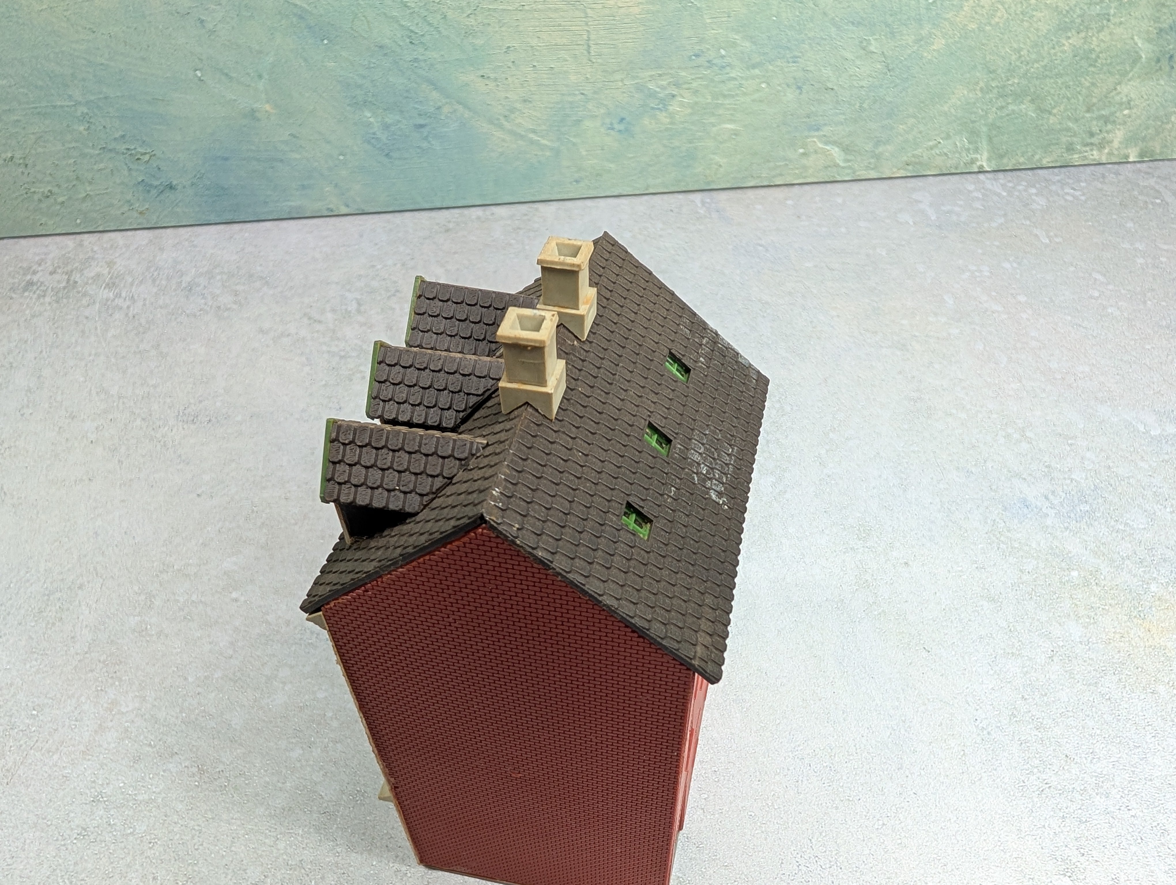 USED Heljan HO Scale Watchmaker Building, Brick Store Front