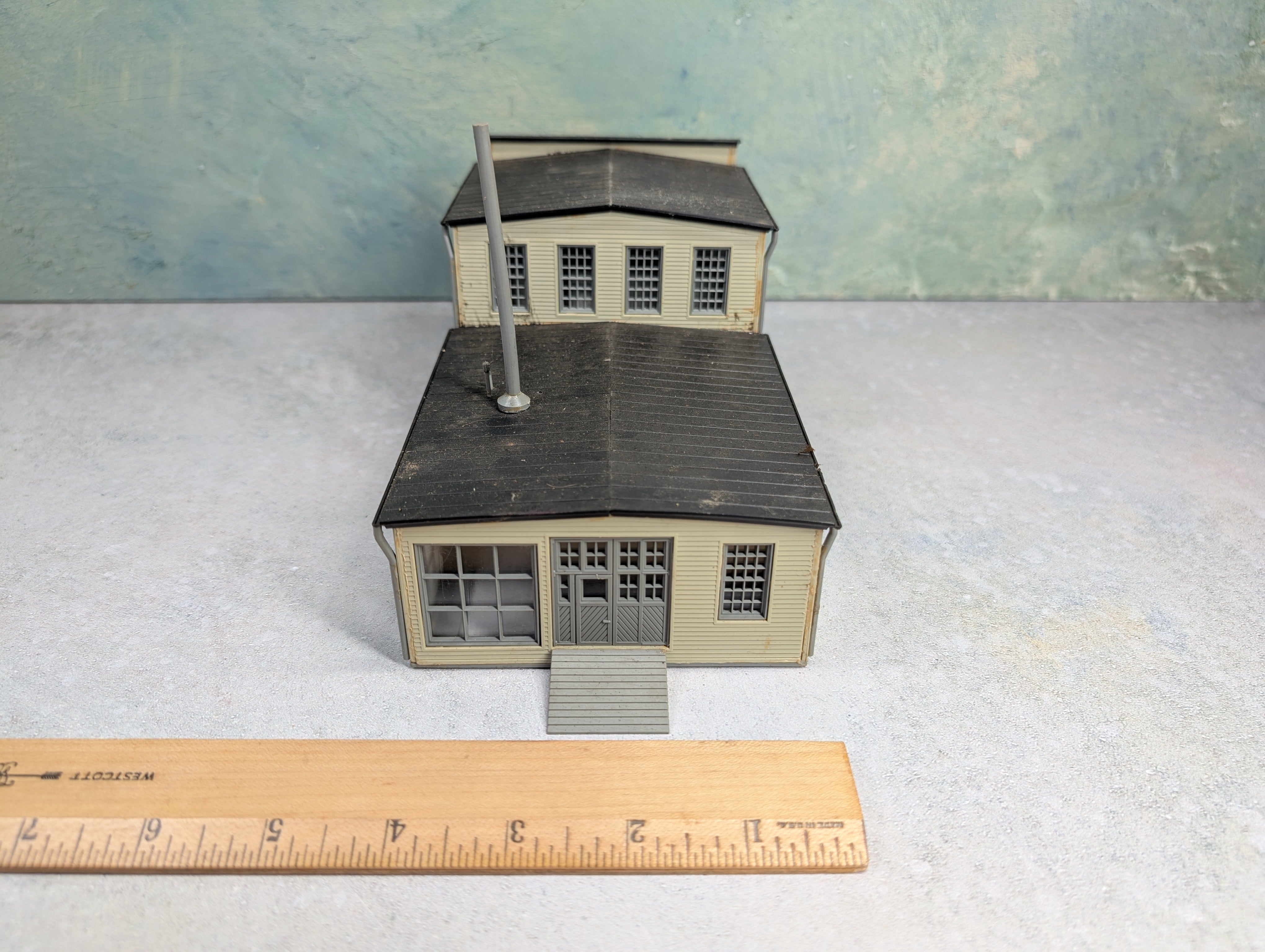 USED Heljan HO Scale Ford Motor Company Factory Building