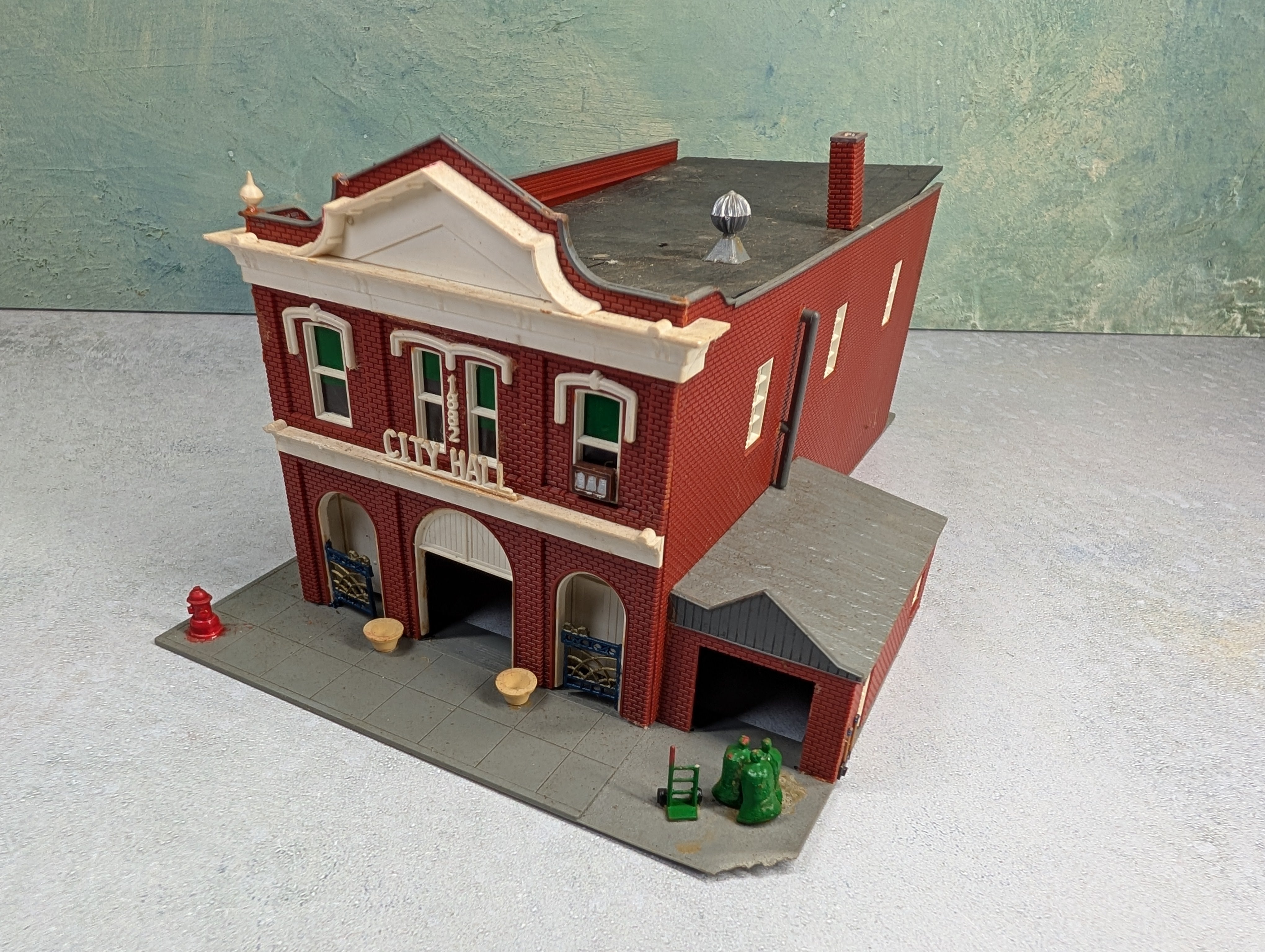 USED HO Scale City Hall Brick Building