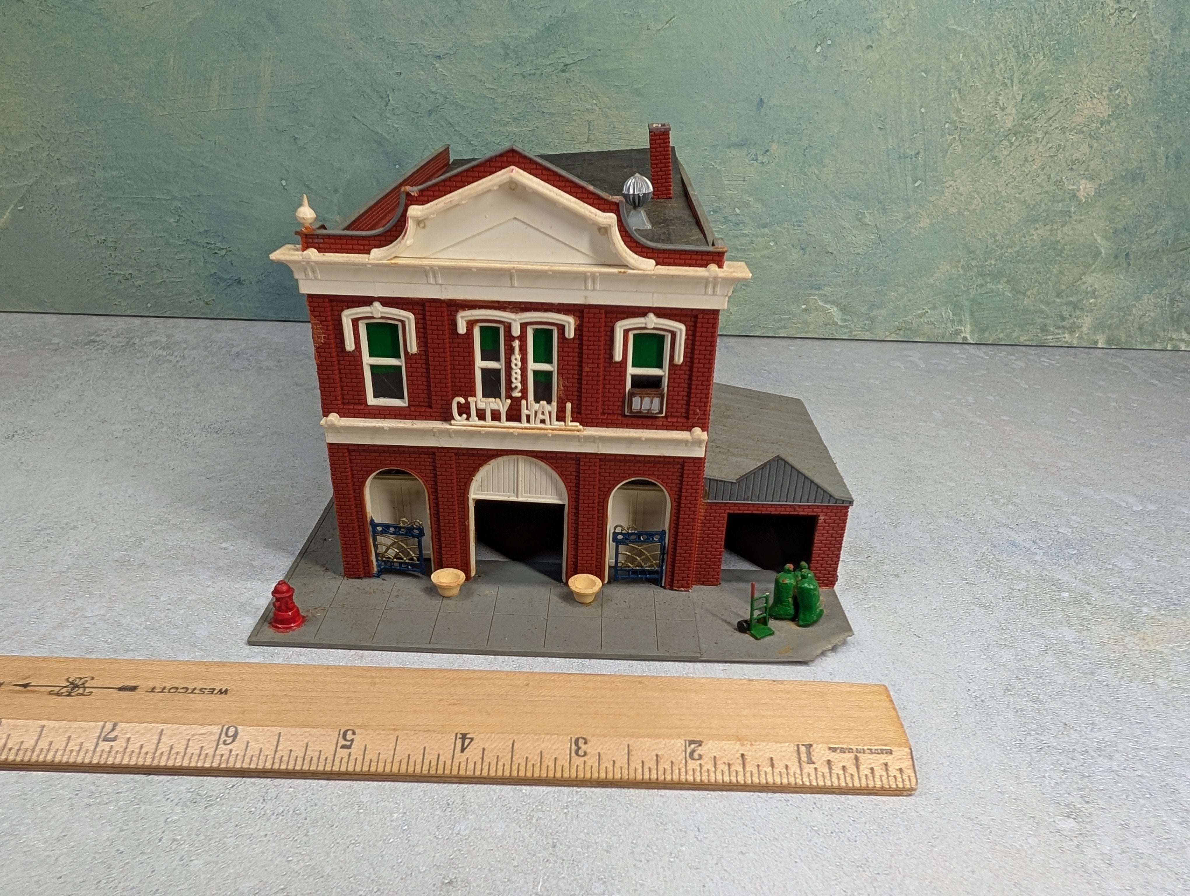 USED HO Scale City Hall Brick Building